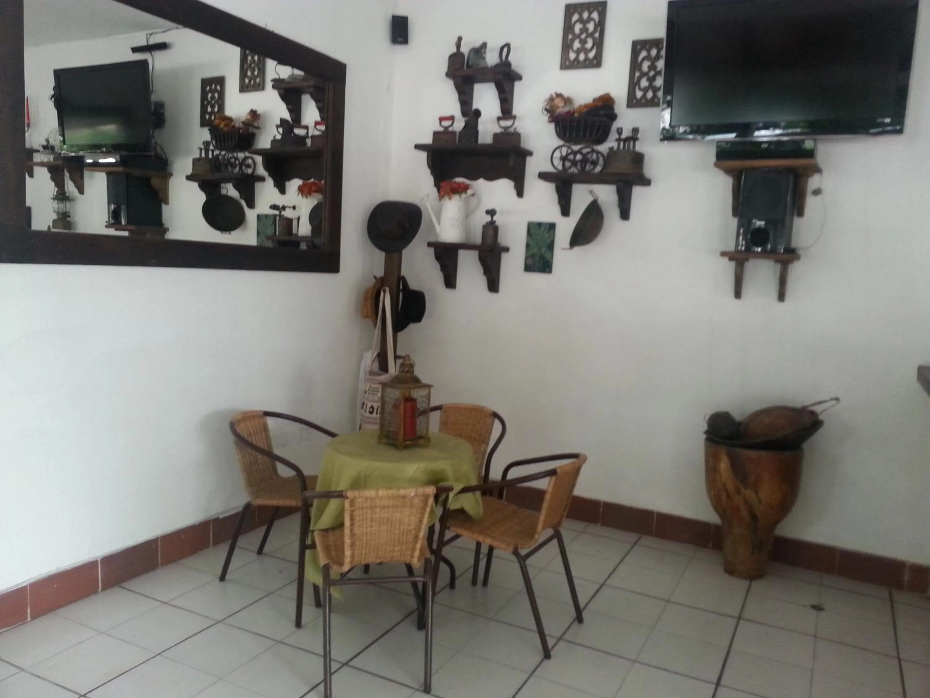 Communal lounge/ TV room in Hotel Villa Maritza