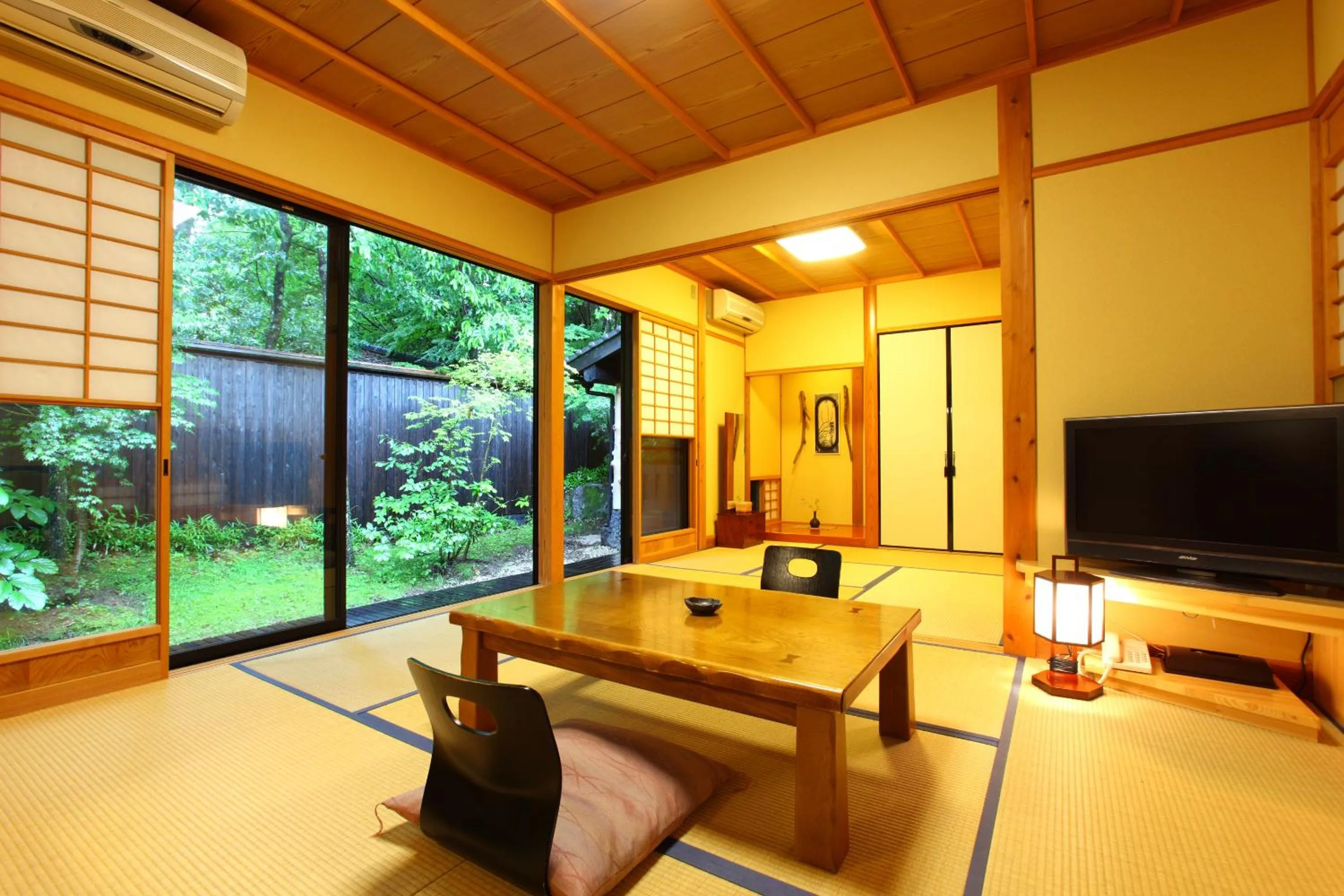 Photo of the whole room in Yamashinobu