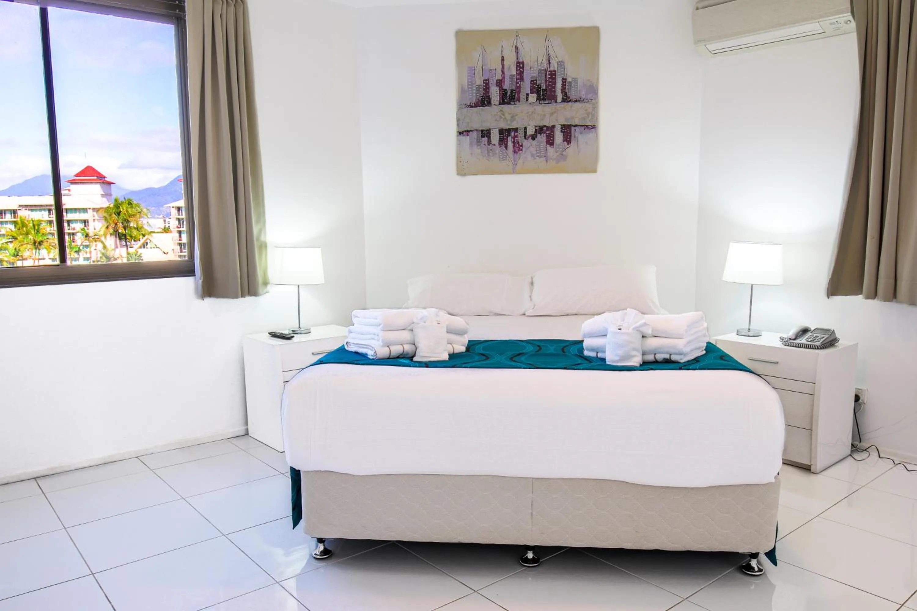 Bedroom, Bed in Cairns Aquarius