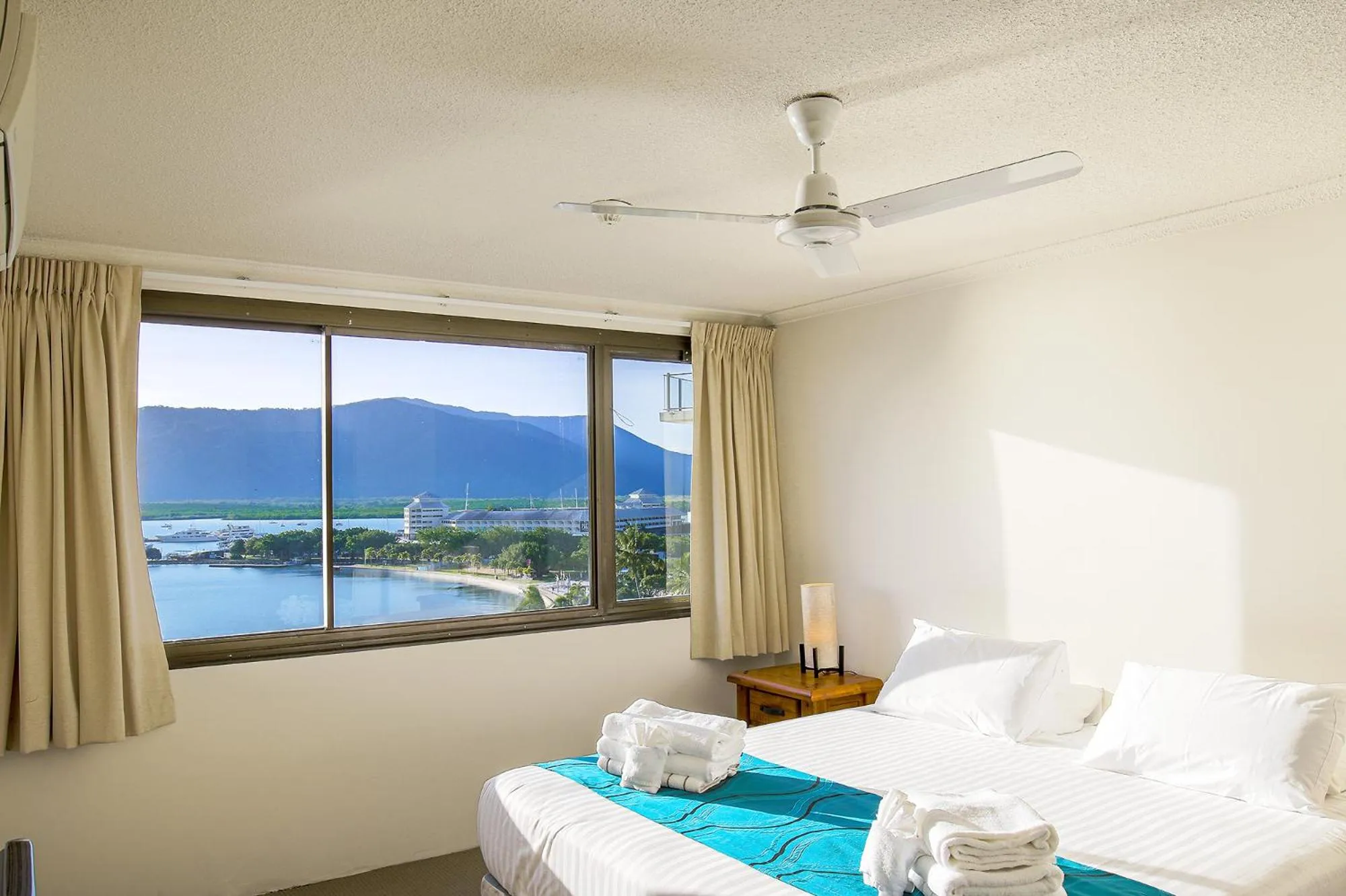 Bedroom, Bed in Cairns Aquarius