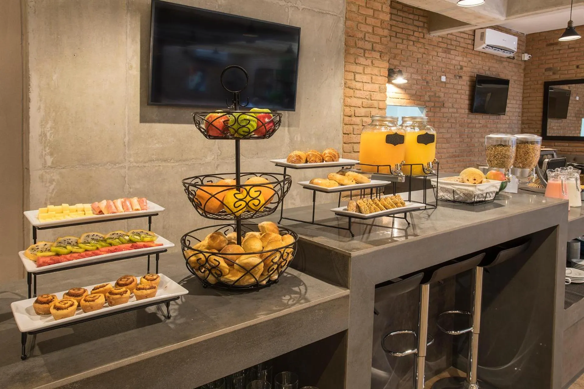 Buffet breakfast in Hotel Quinta Norte Chipichape