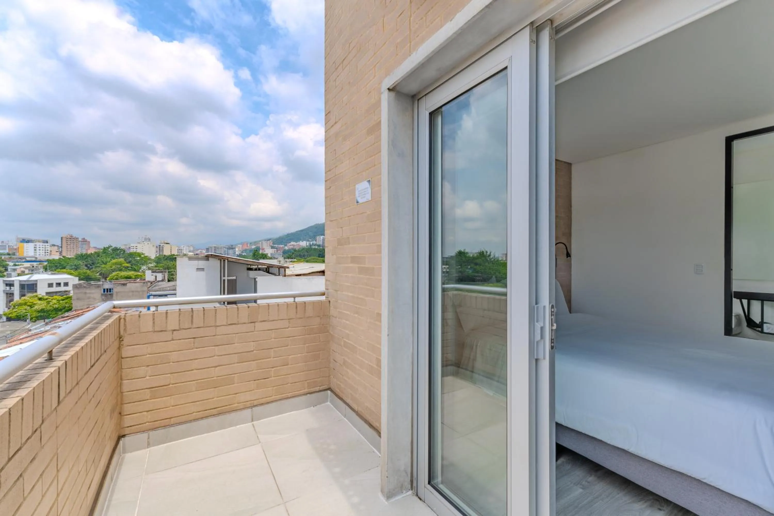 Balcony/Terrace, Bed in Hotel Quinta Norte Chipichape