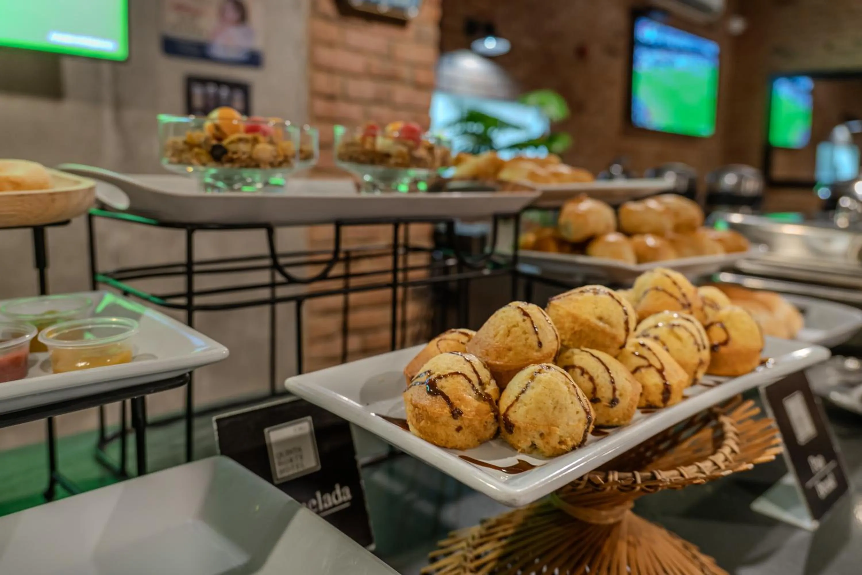 Buffet breakfast in Hotel Quinta Norte Chipichape