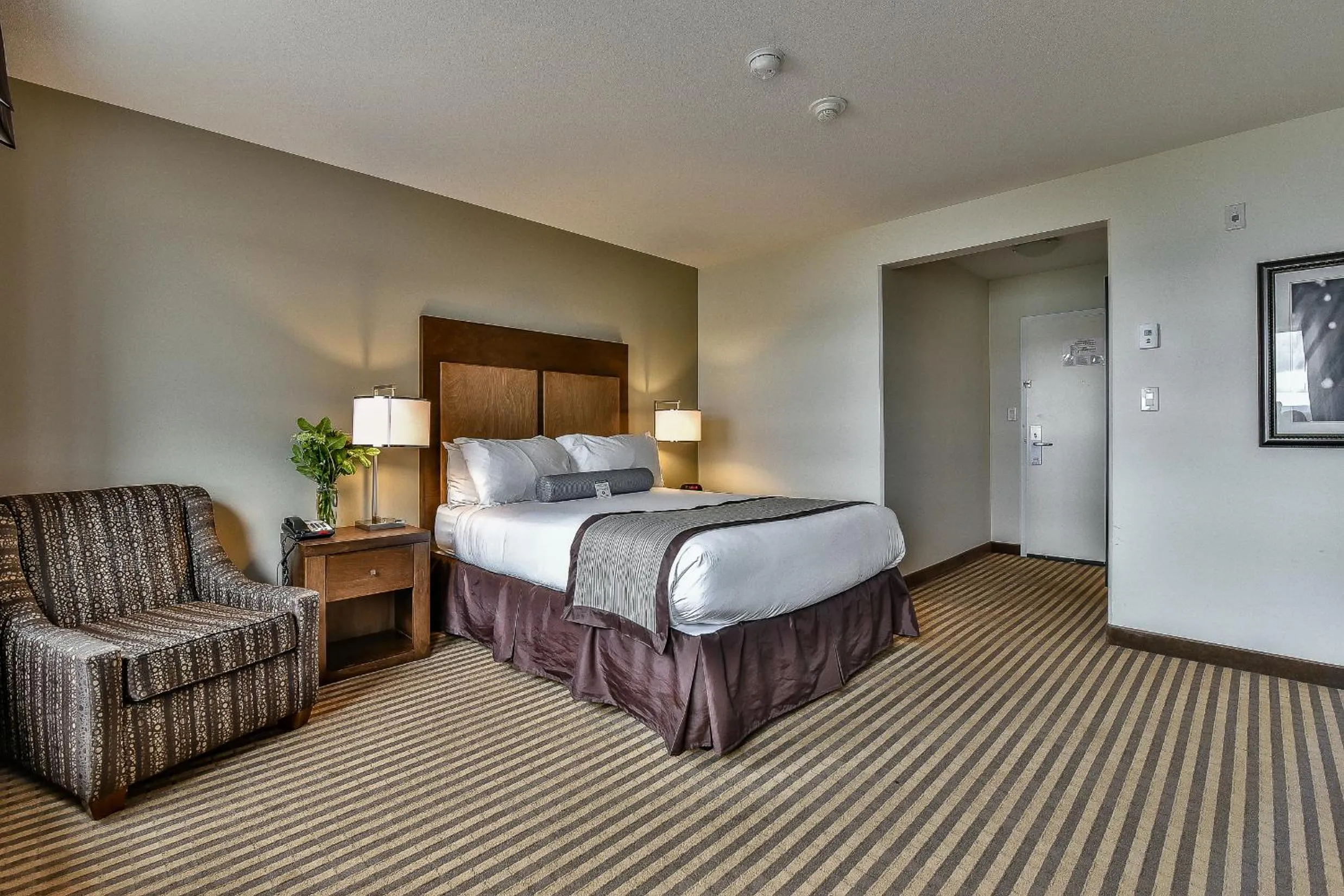 Photo of the whole room, Bed in The View Hotel