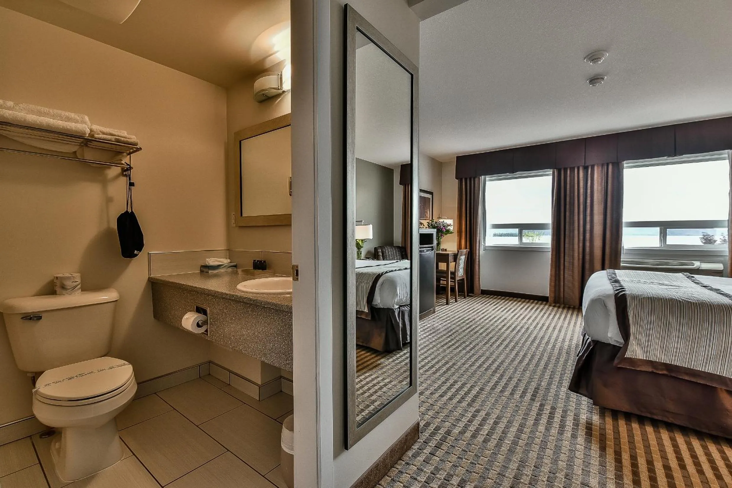 Bathroom, Bed in The View Hotel