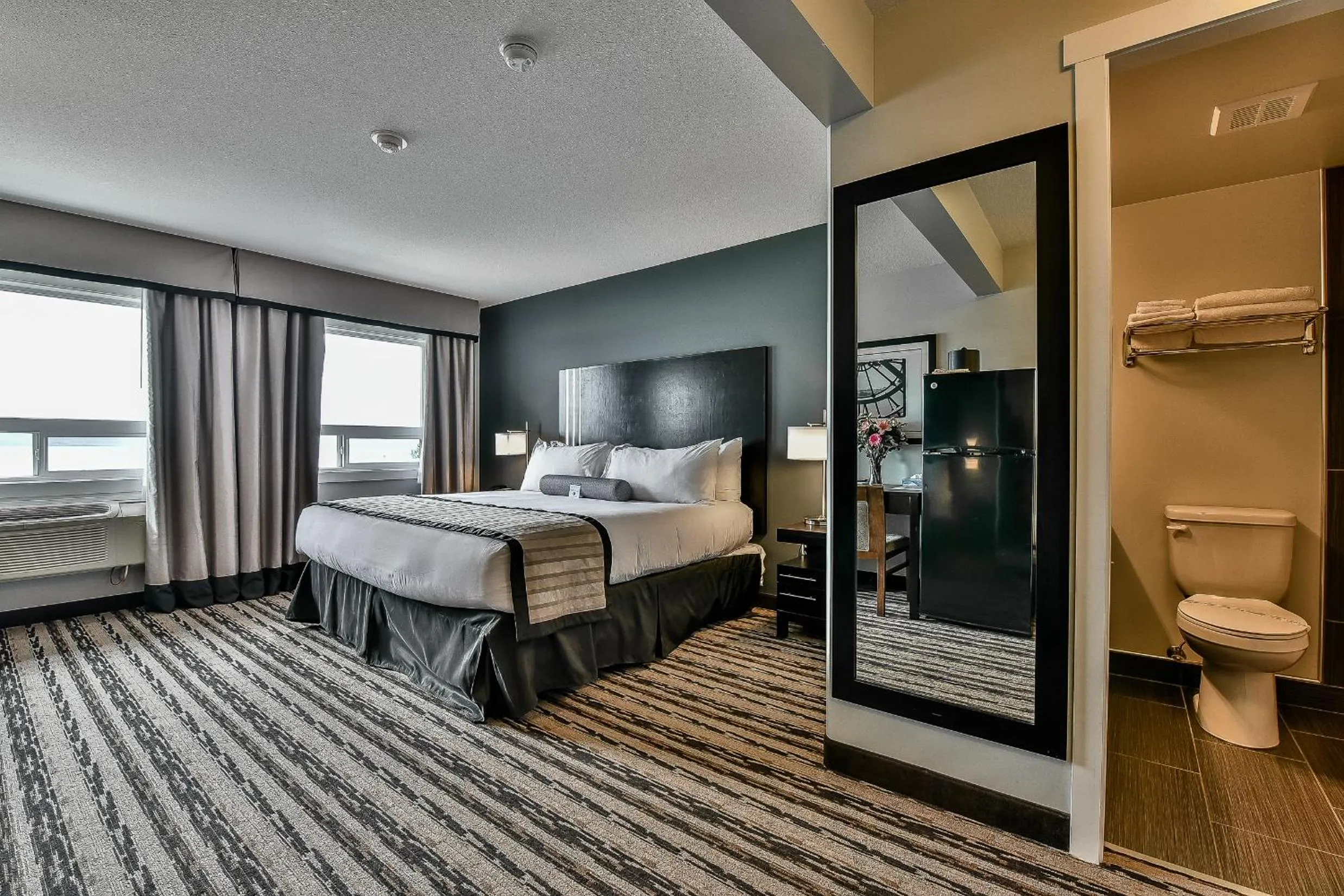 Kitchen or kitchenette, Bed in The View Hotel