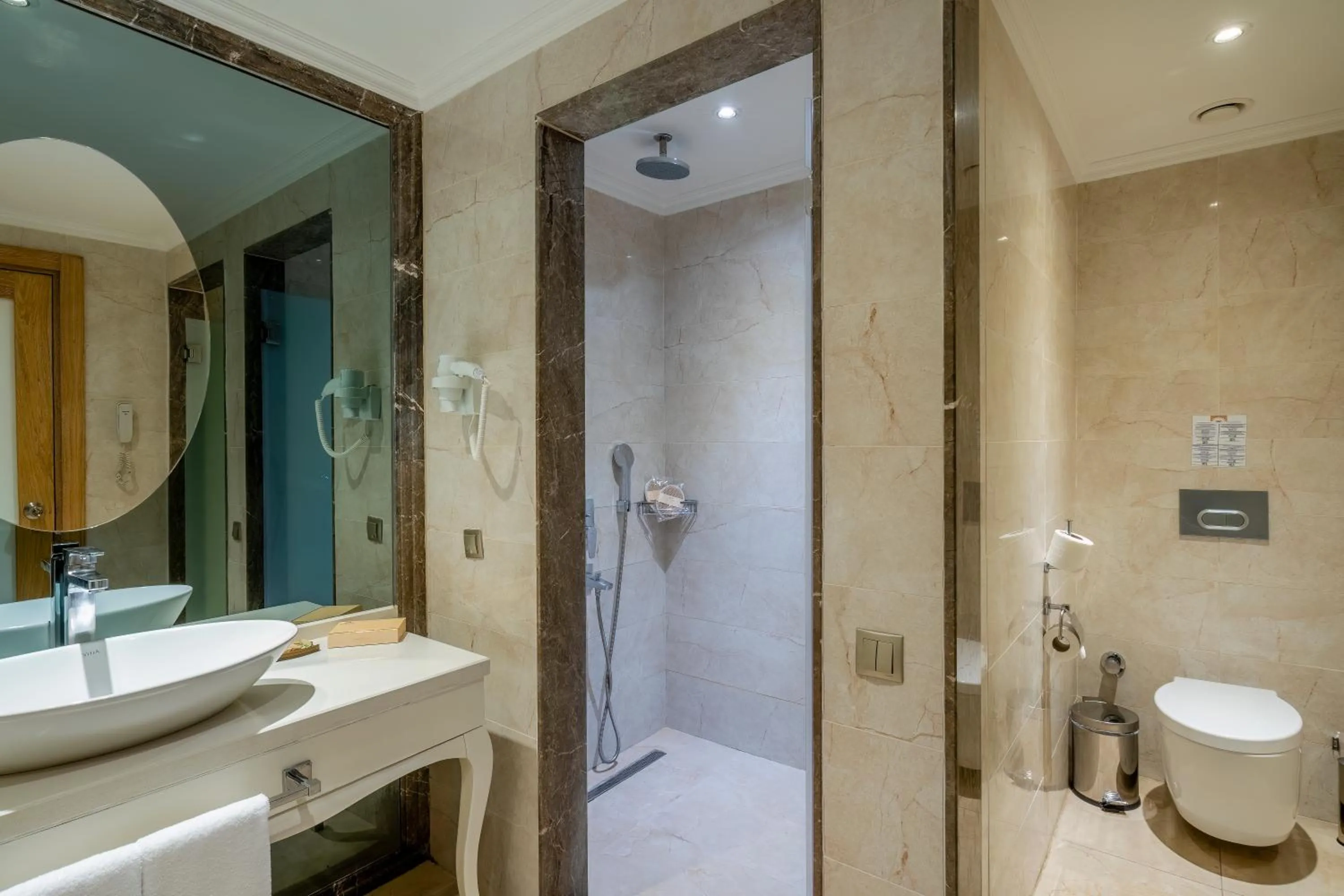 Shower in Bellis Deluxe Hotel & Heated for Winter Aqua Park