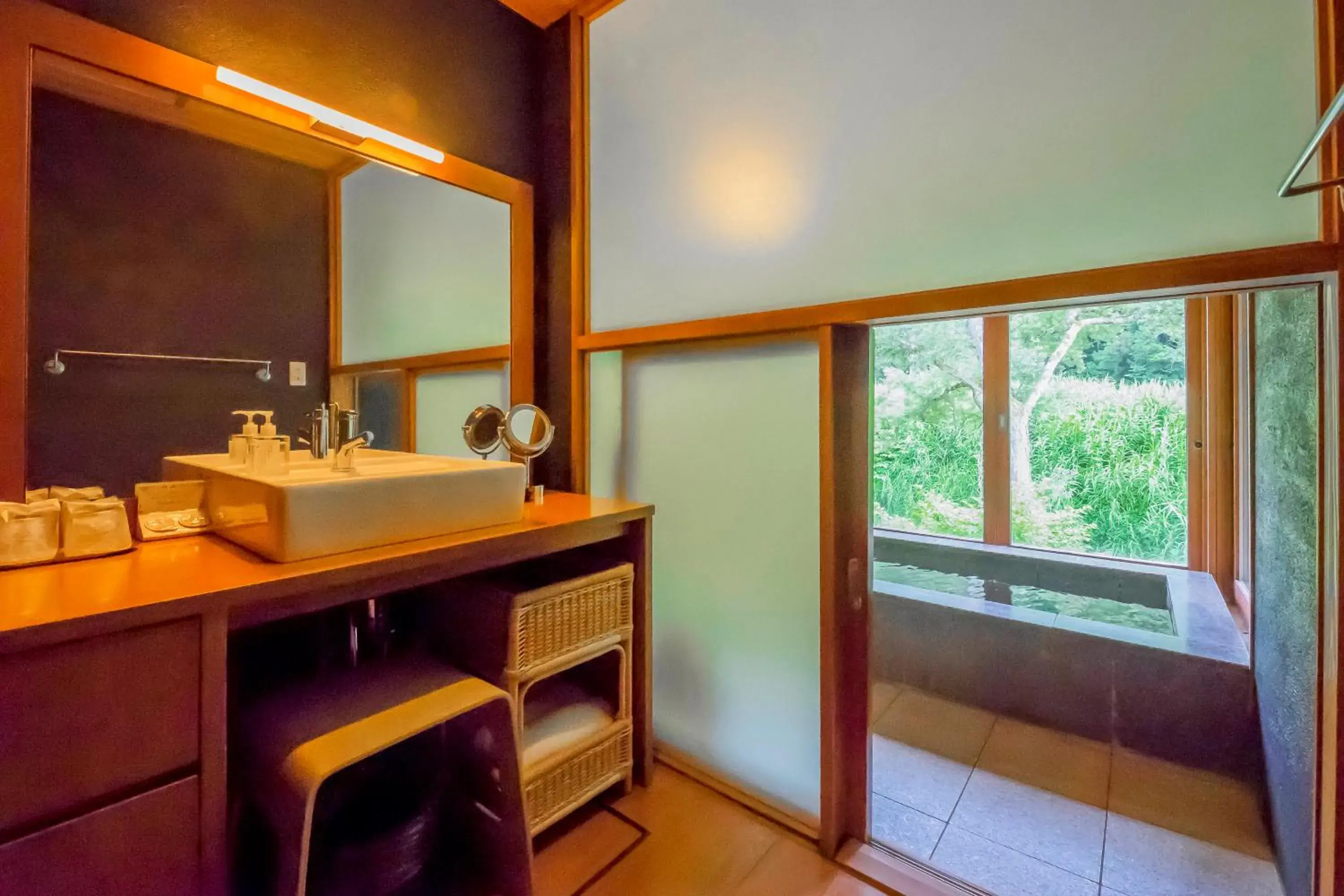Hollywood Twin Room with Hot Spring Bath in Yamado Hollywood Twin Room with Hot Spring Bath in Yamado