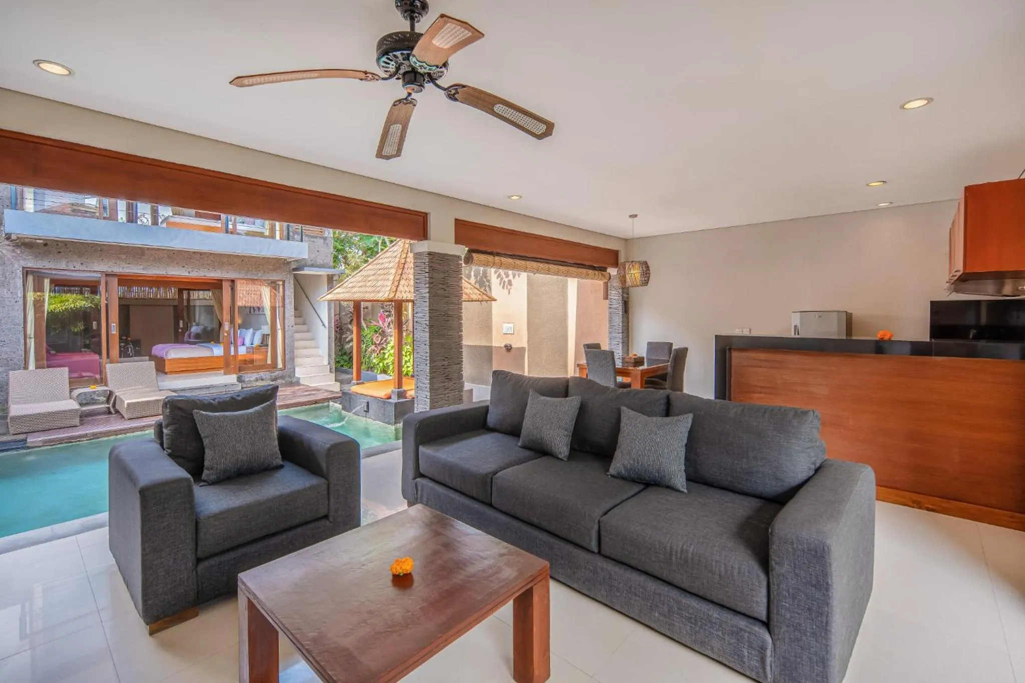 Living room in Nyanyi Sanctuary Villa Tabanan by Ini Vie Hospitality