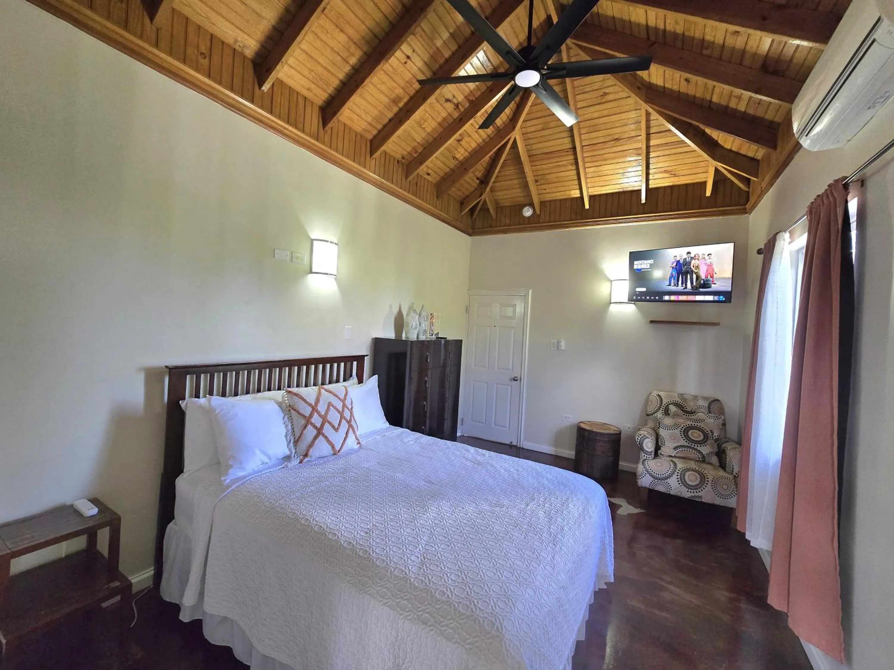 Bedroom, Bed in Blue Paloma Bed & Breakfast