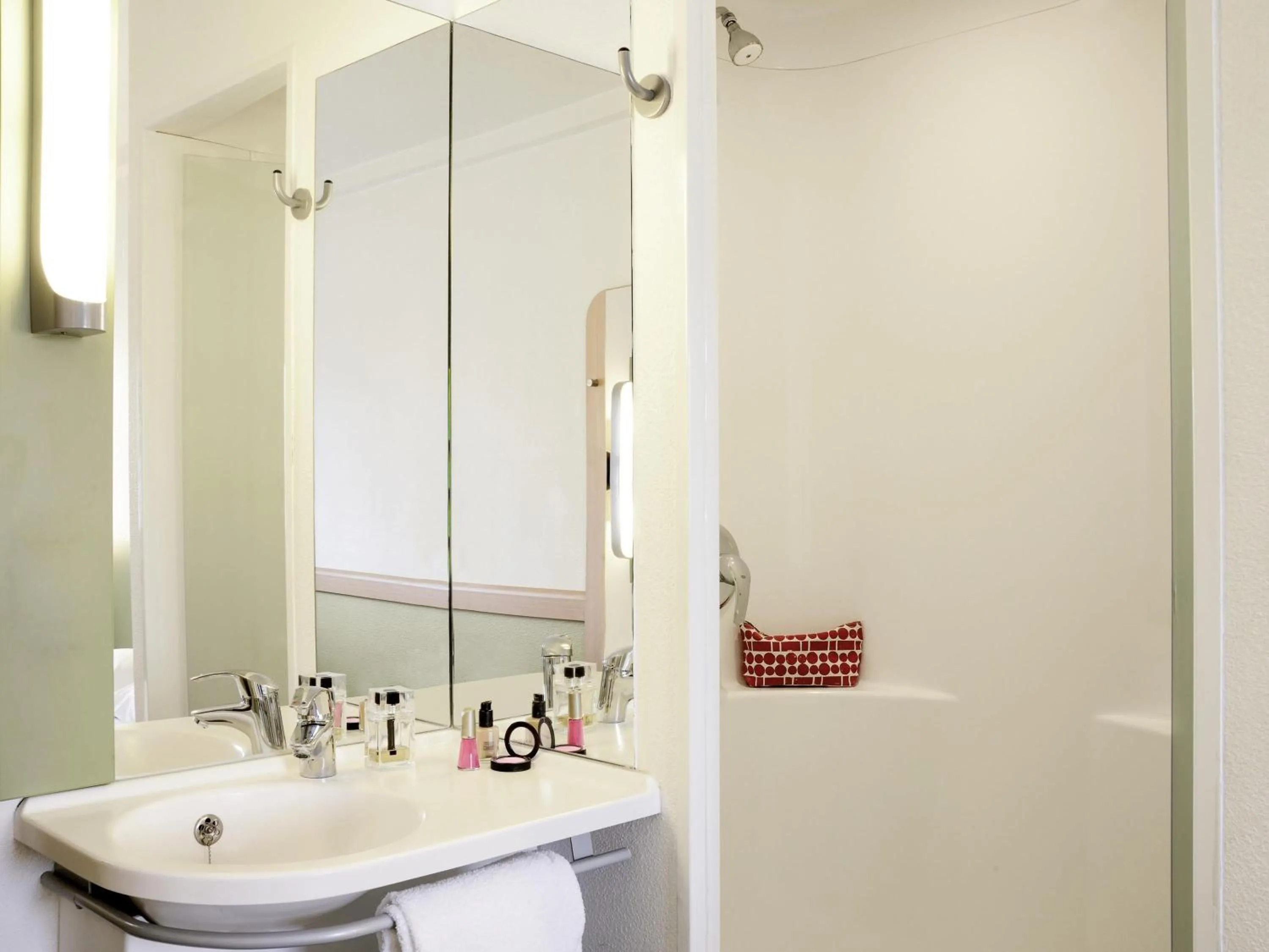 Bedroom in Ibis Budget Portsmouth