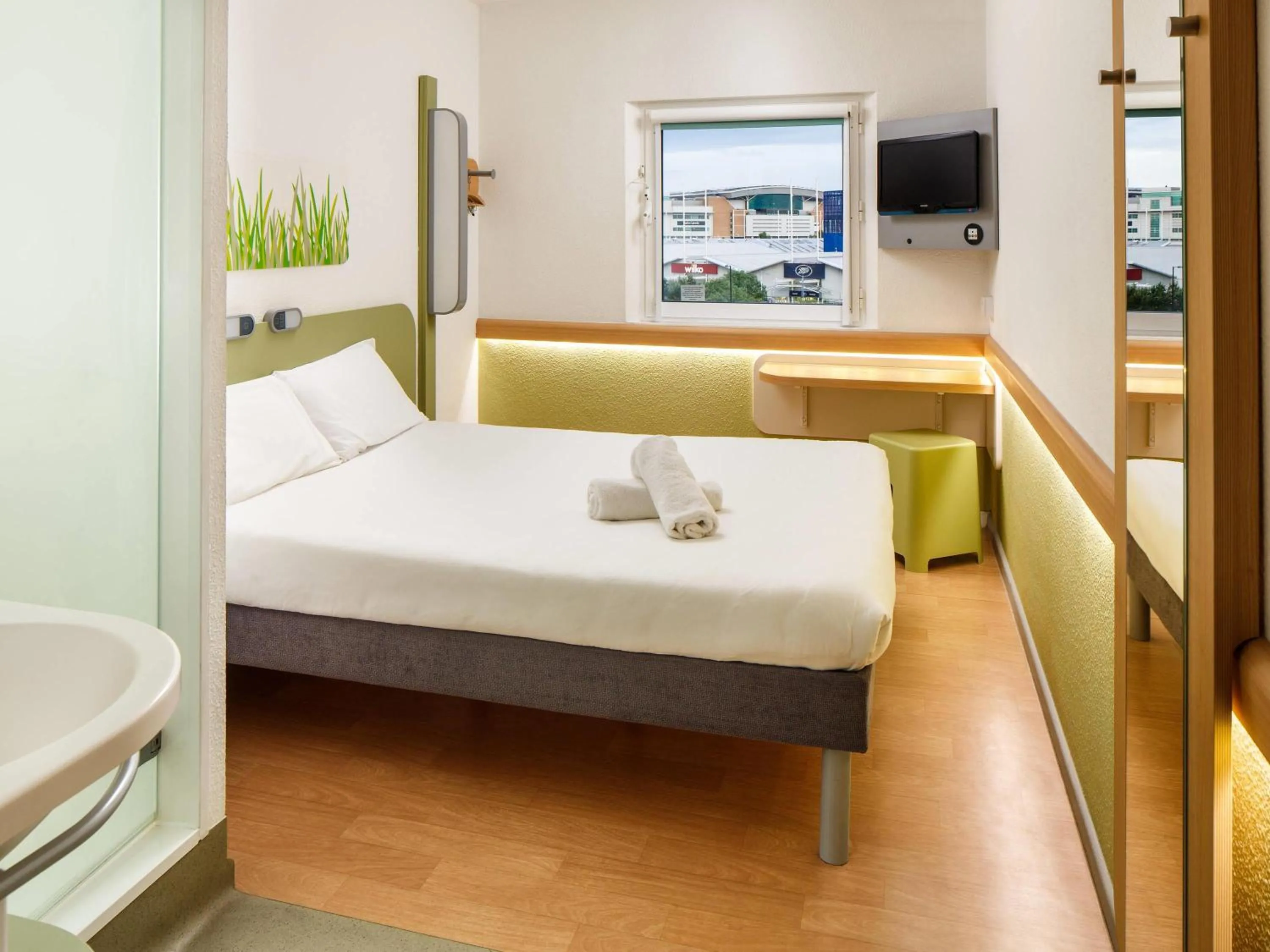 Bedroom, Bed in Ibis Budget Portsmouth