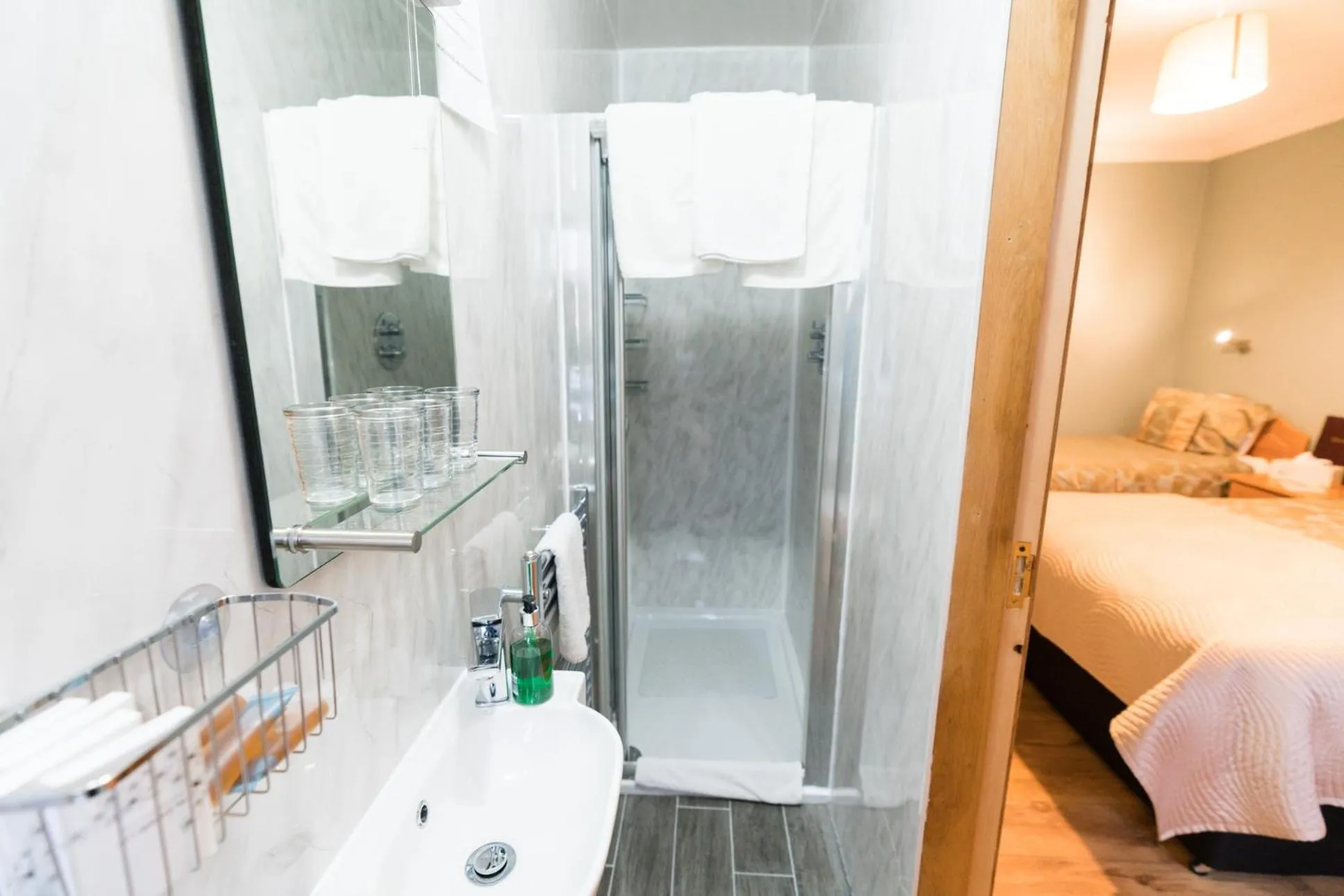 Shower, Bed in The Gap Lodge B&B