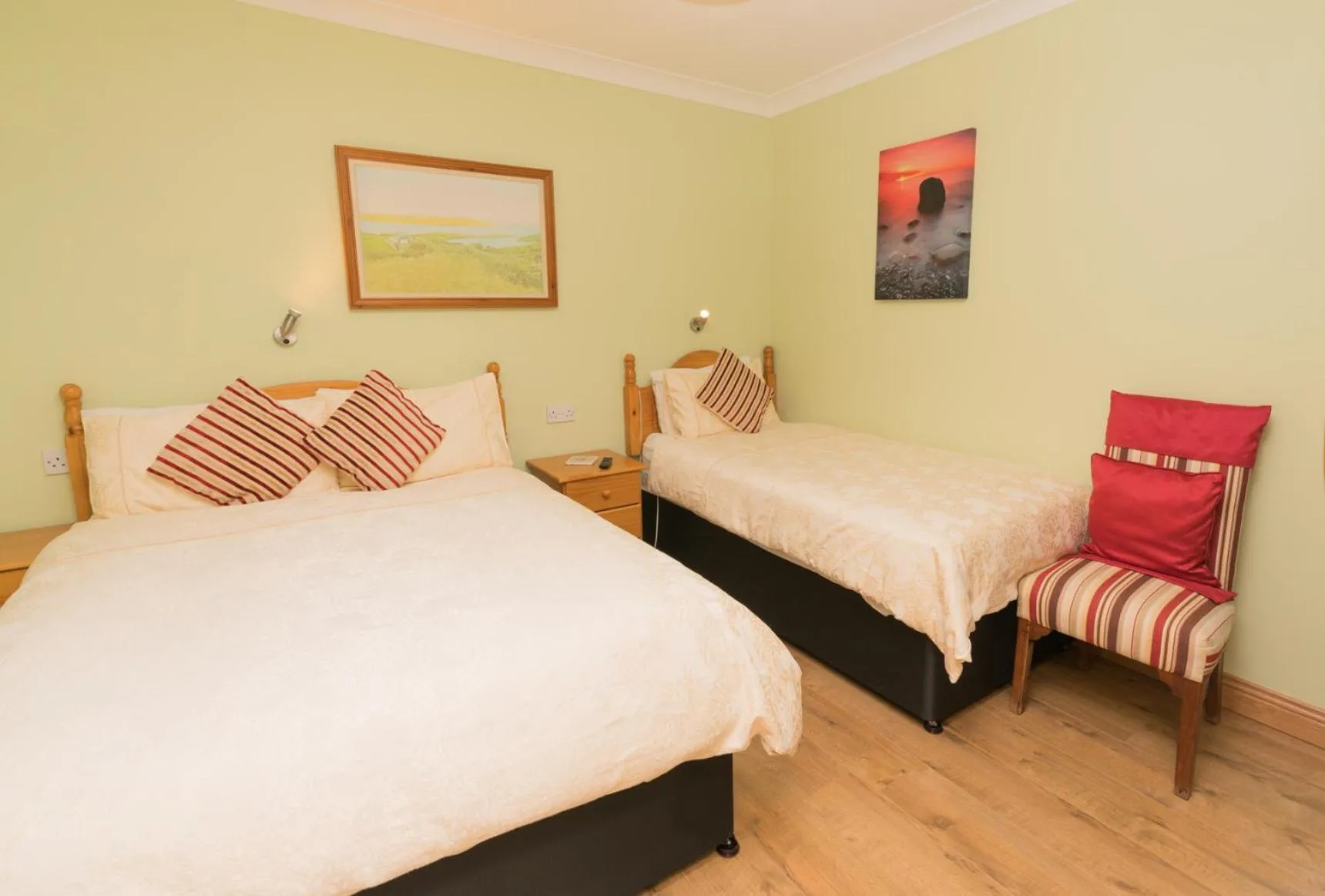 Shower, Bed in The Gap Lodge B&B