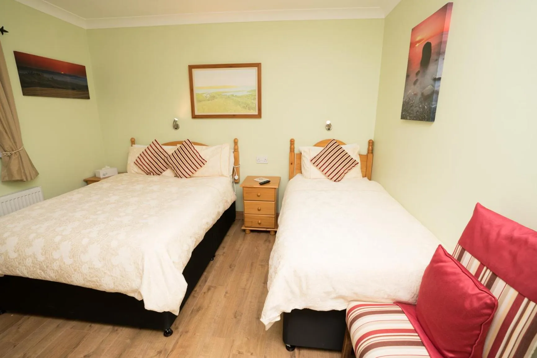 Shower, Bed in The Gap Lodge B&B