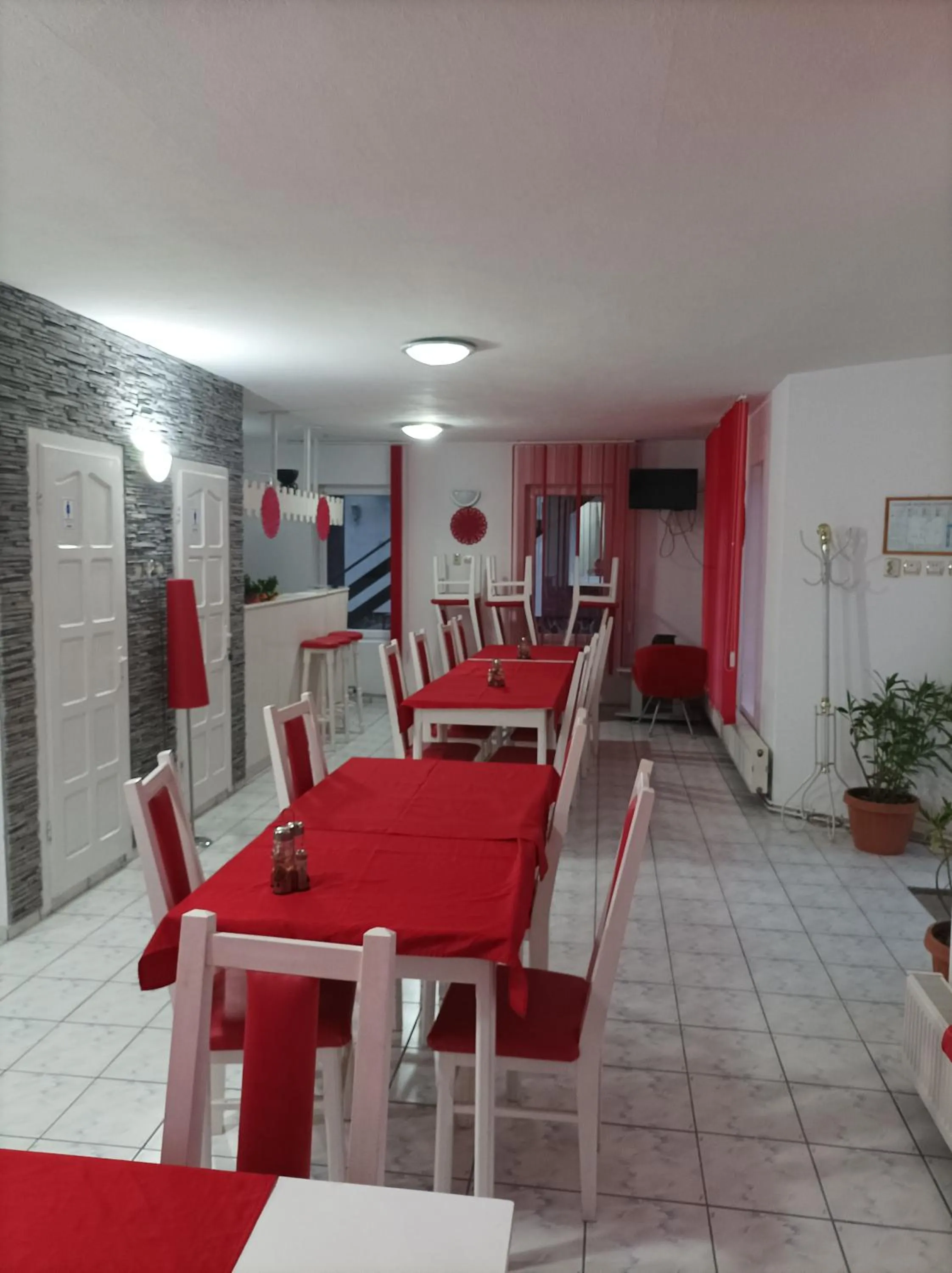 Restaurant/places to eat in Zoltán & Erika Panzió Parajd