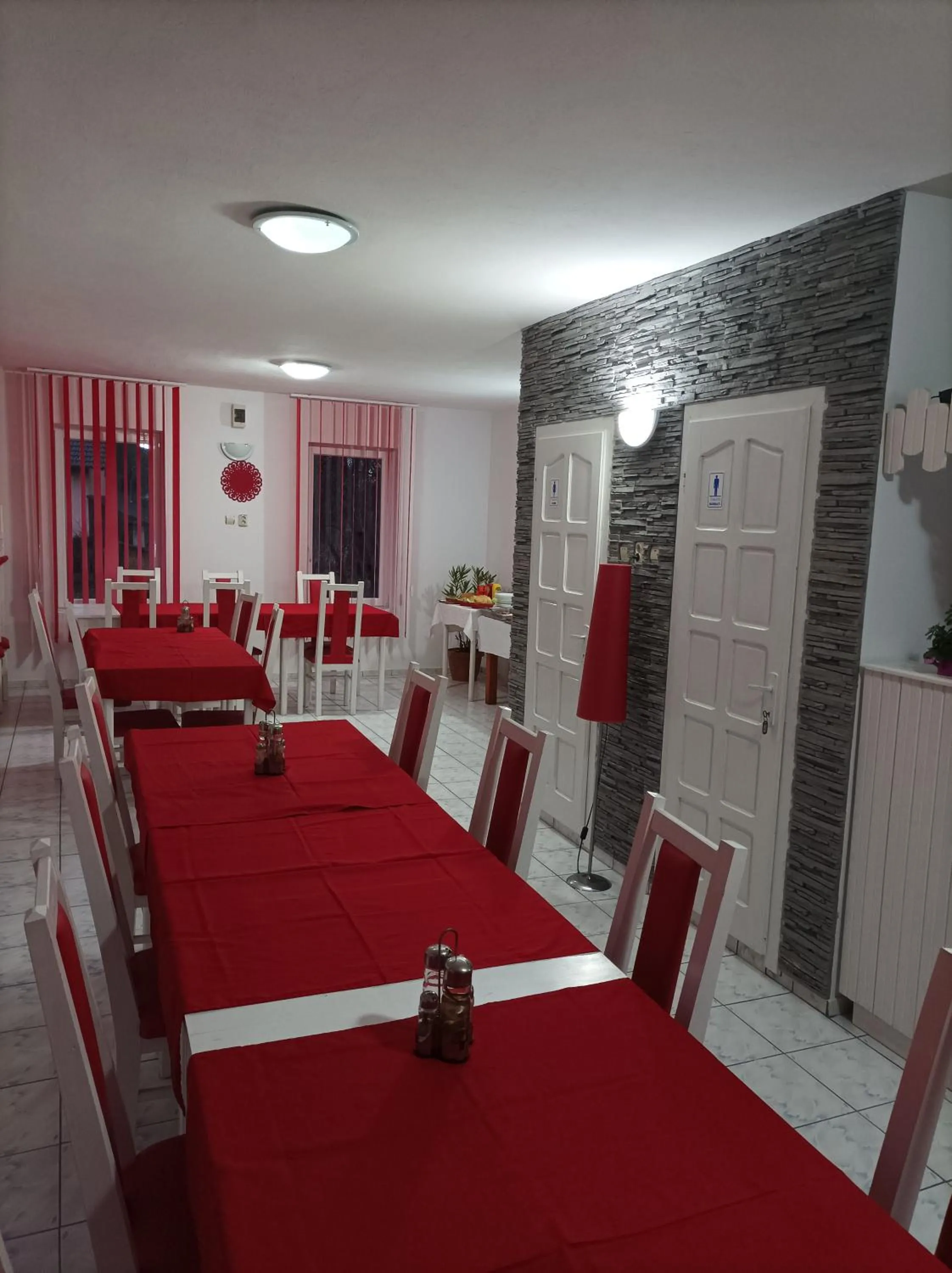 Restaurant/places to eat in Zoltán & Erika Panzió Parajd