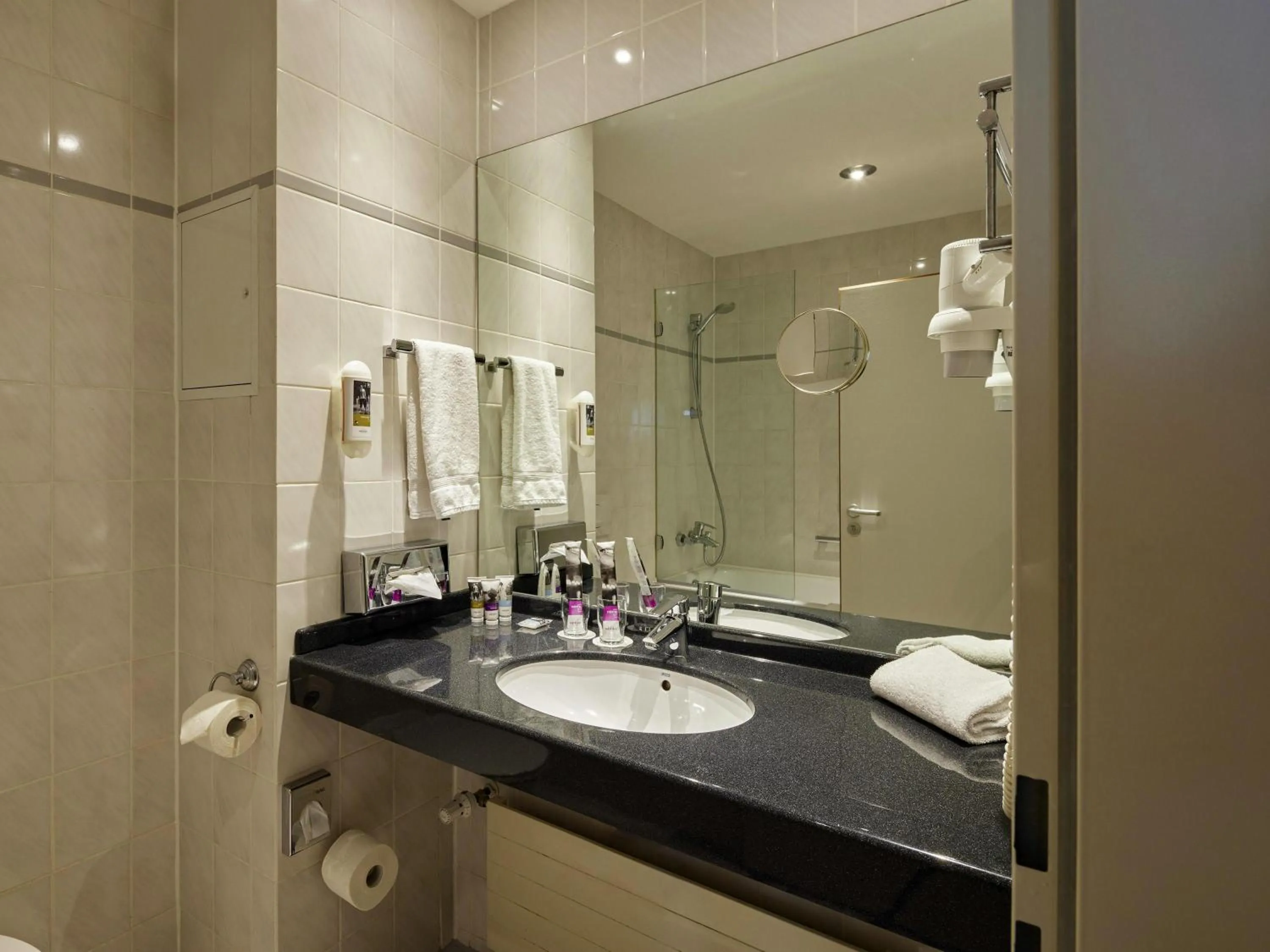 Bedroom in Mercure Hotel Severinshof Köln City