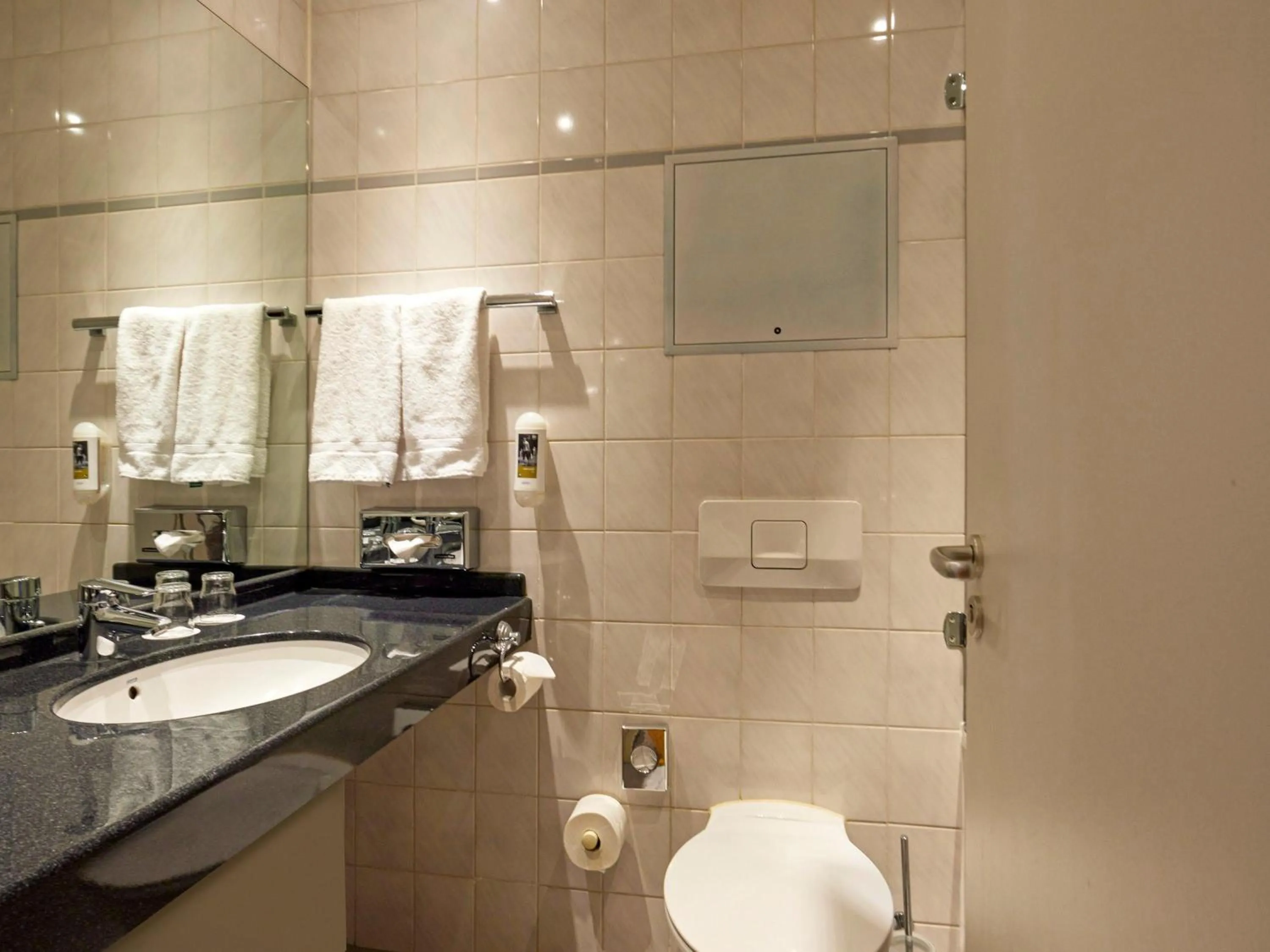 Bedroom in Mercure Hotel Severinshof Köln City