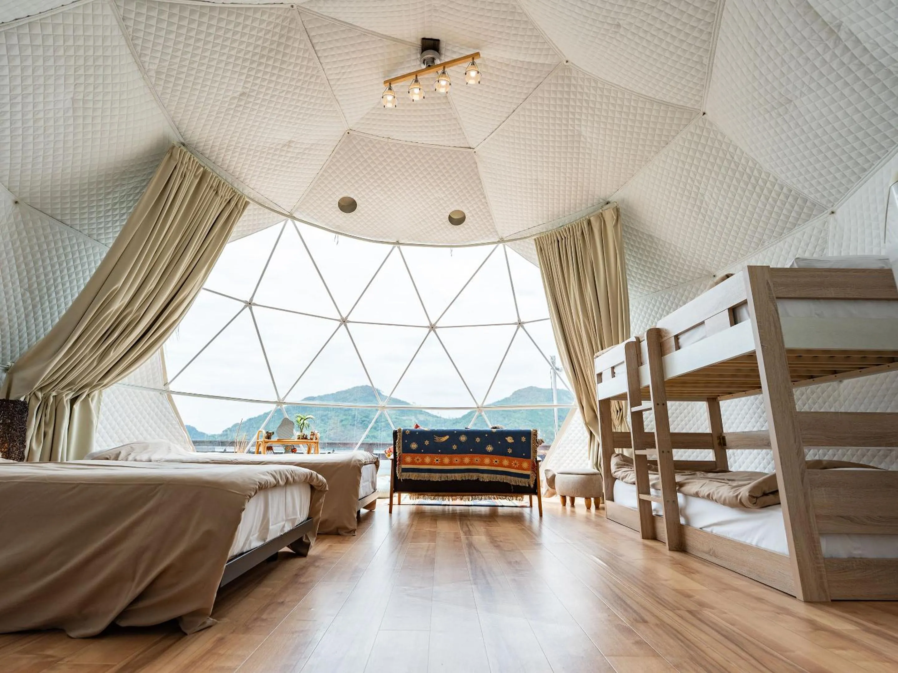 Photo of the whole room, Bed in Calm Lanai Harbor