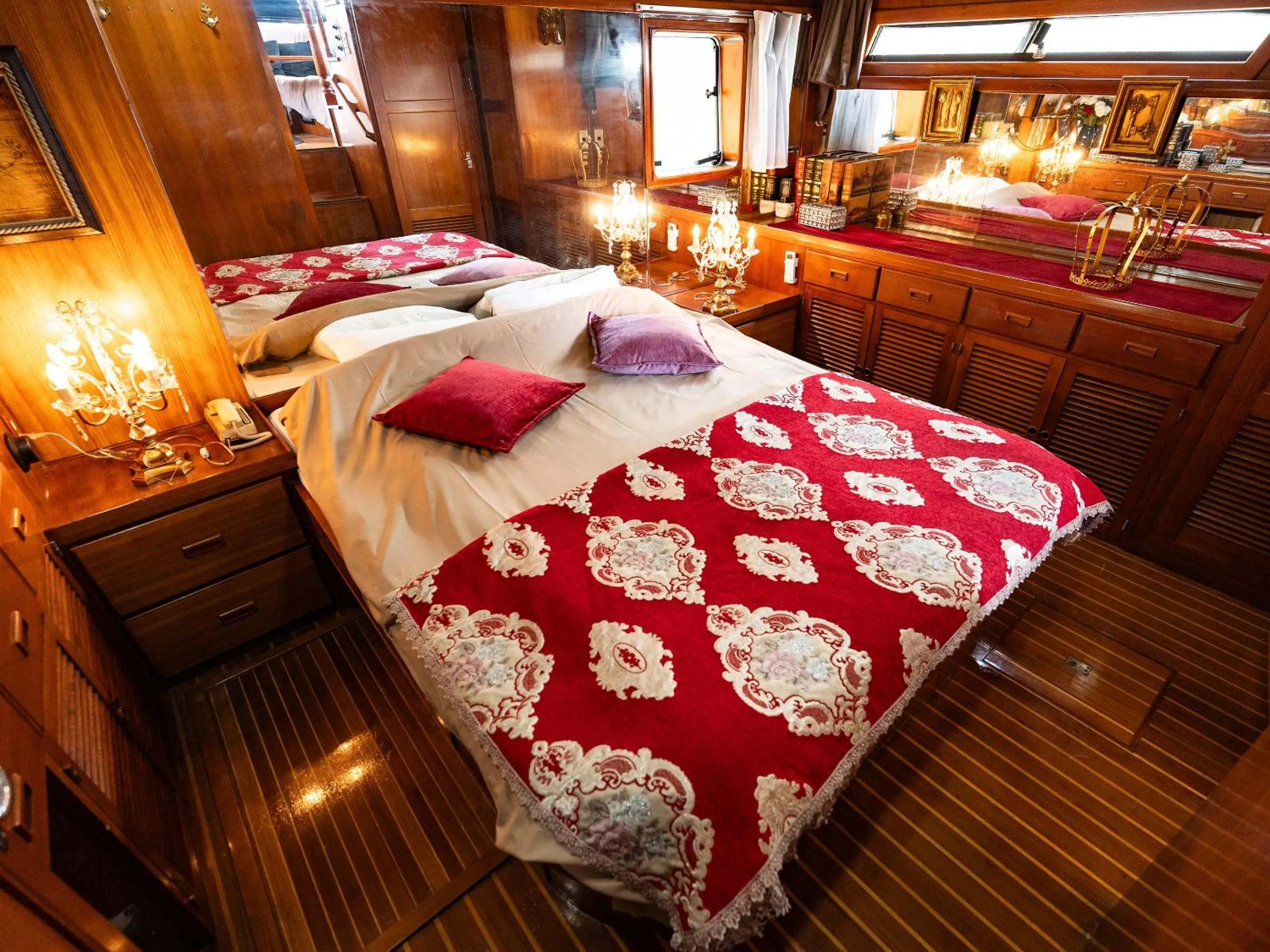 Bedroom, Bed in Calm Lanai Harbor