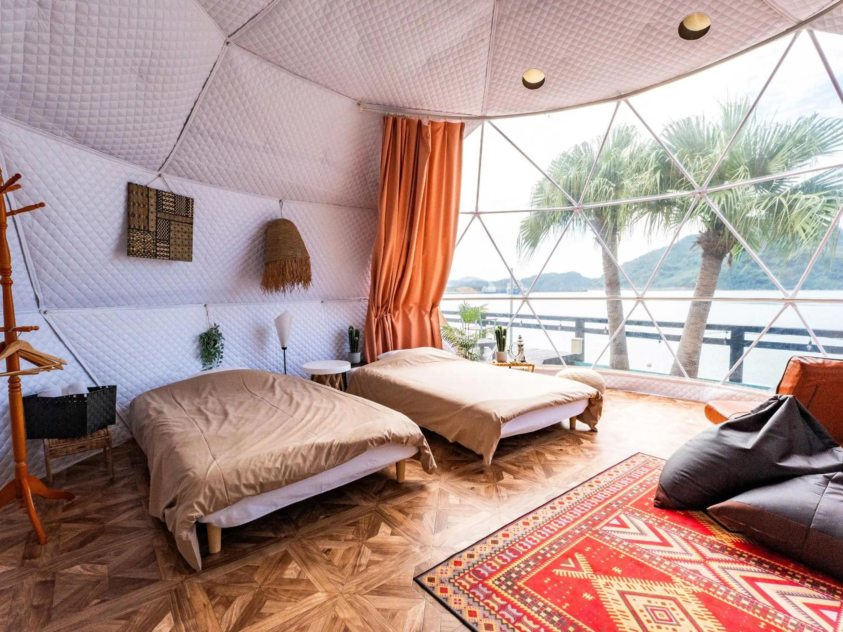 Bed in Calm Lanai Harbor