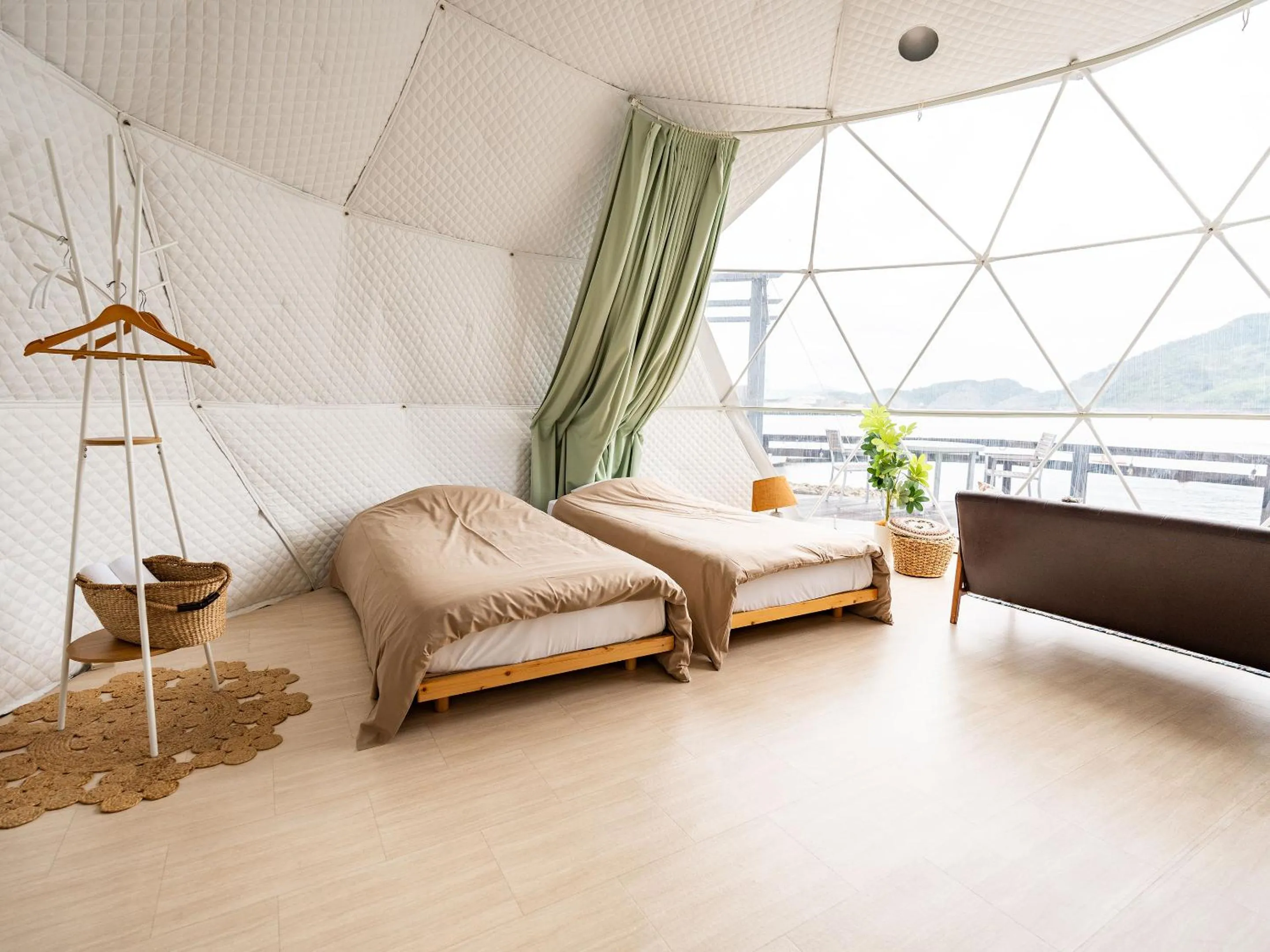 Bed in Calm Lanai Harbor