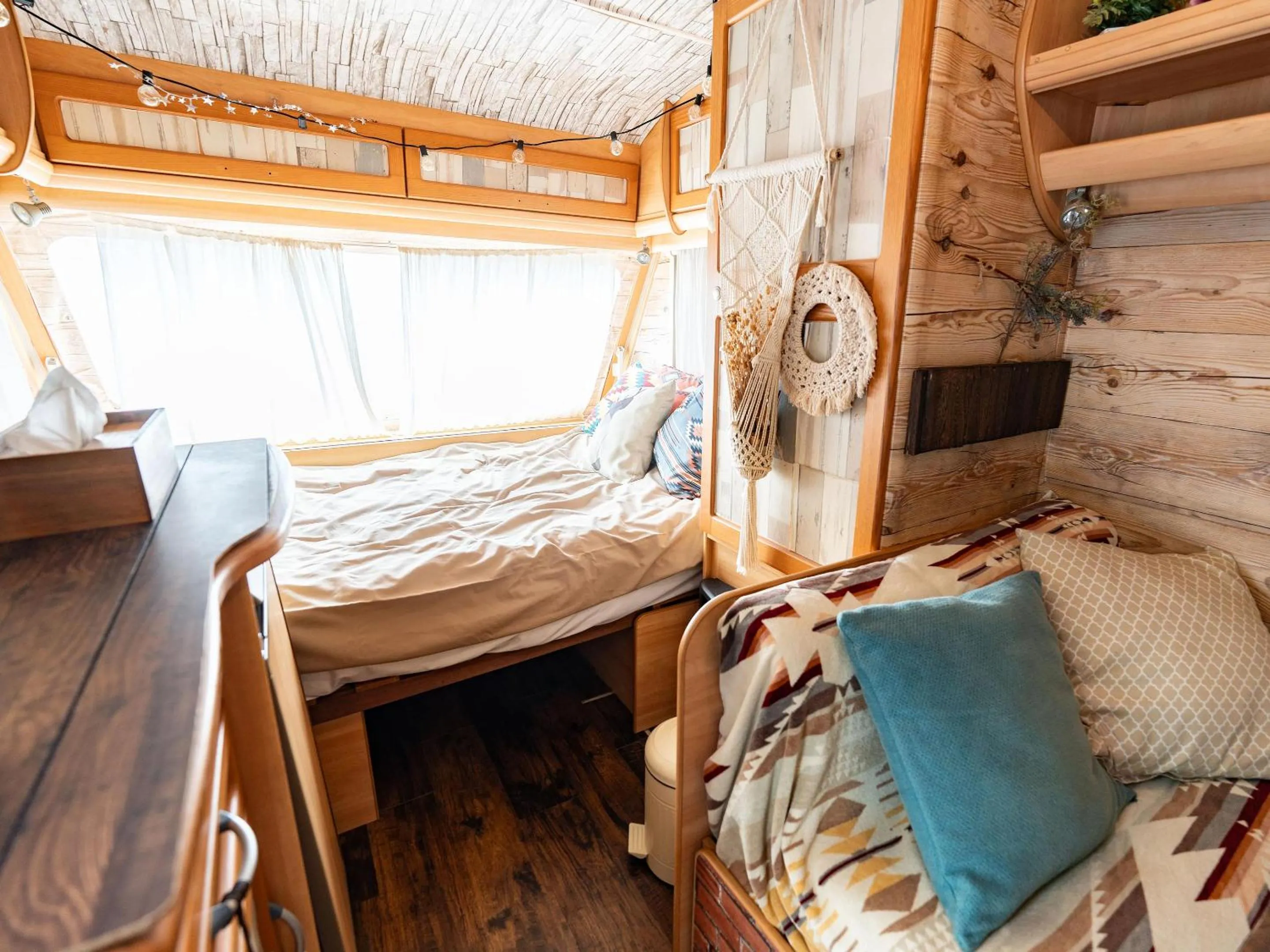 Photo of the whole room, Bed in Calm Lanai Harbor
