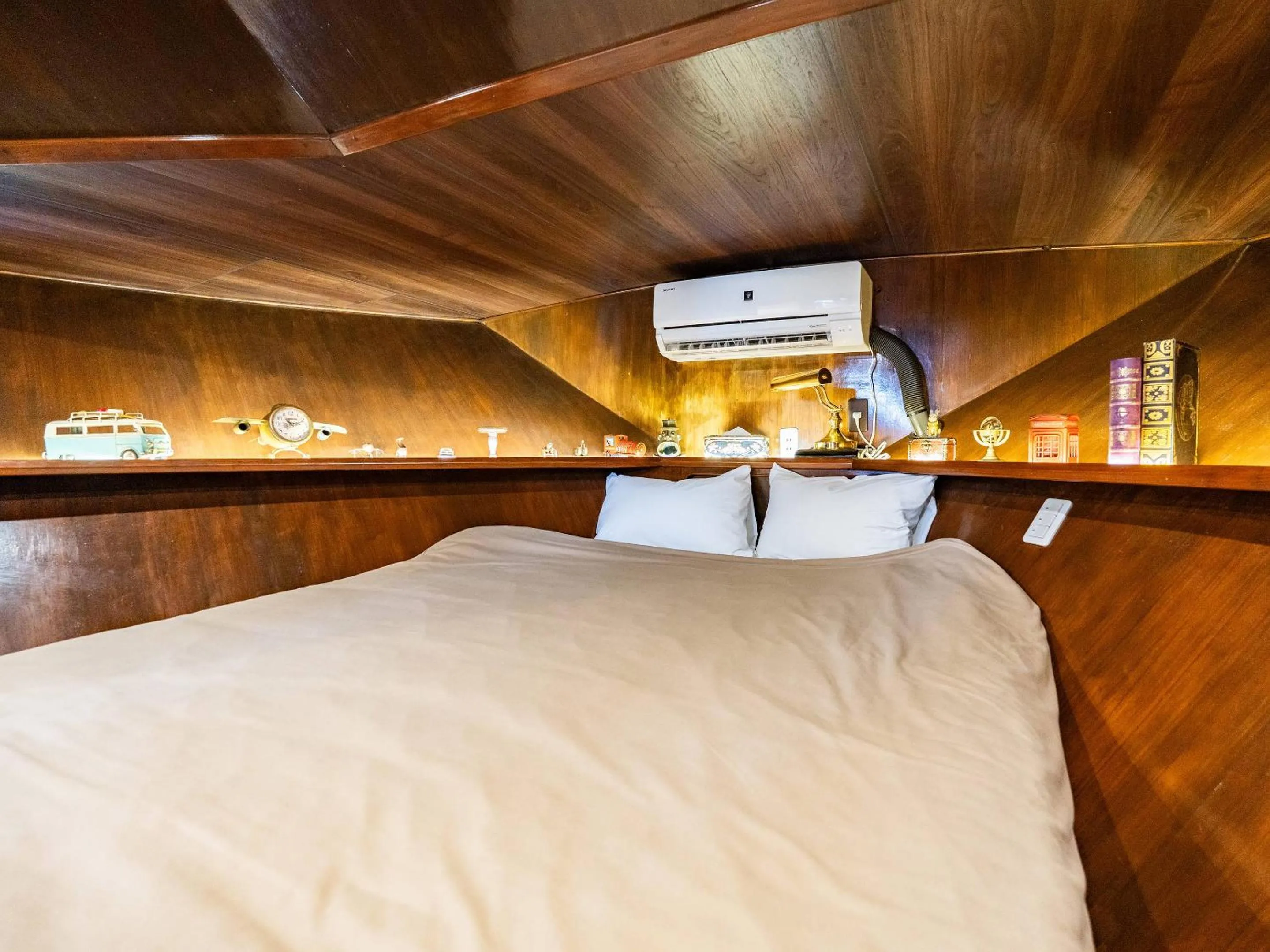 Bedroom, Bed in Calm Lanai Harbor