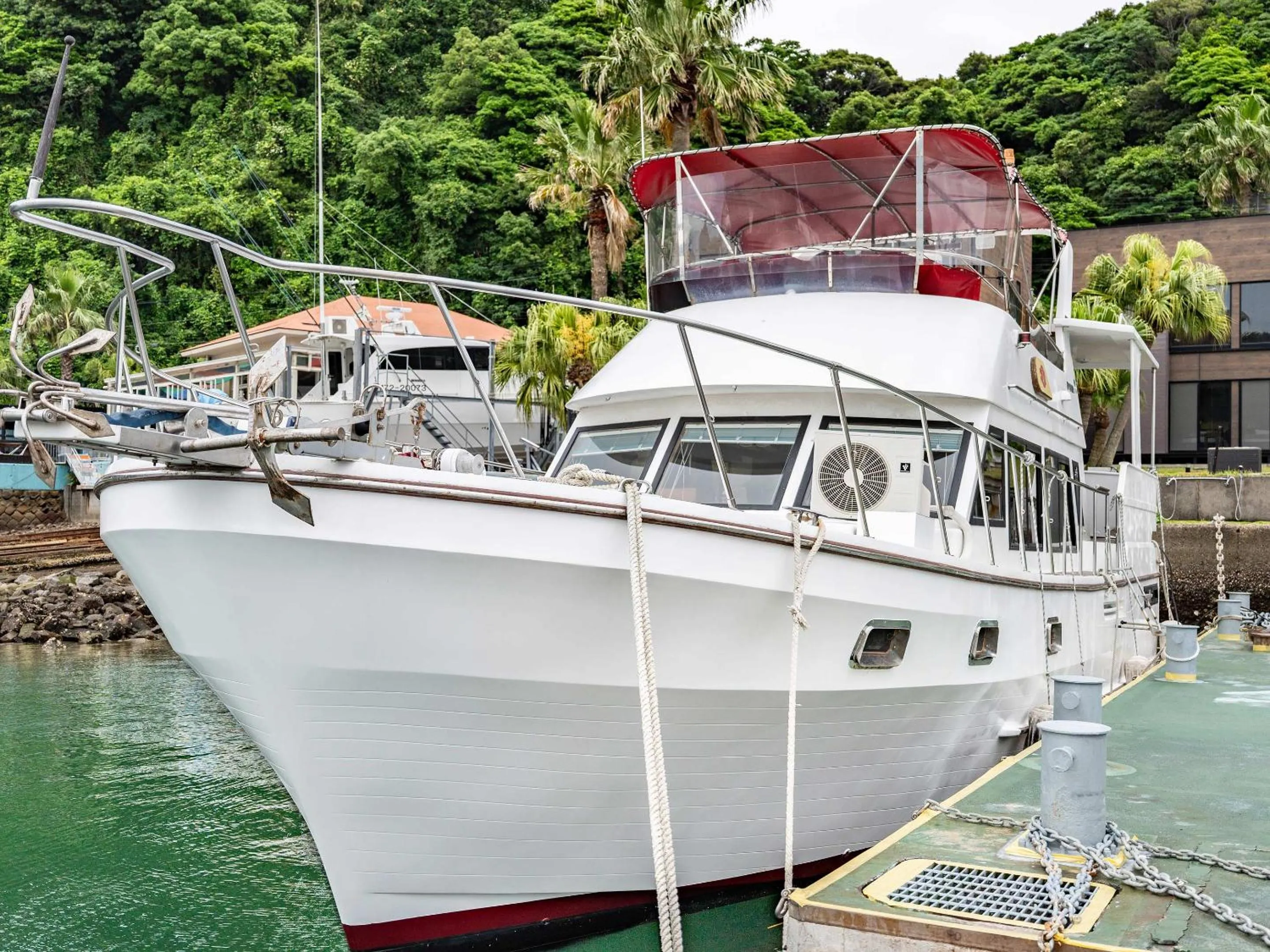 Property building in Calm Lanai Harbor