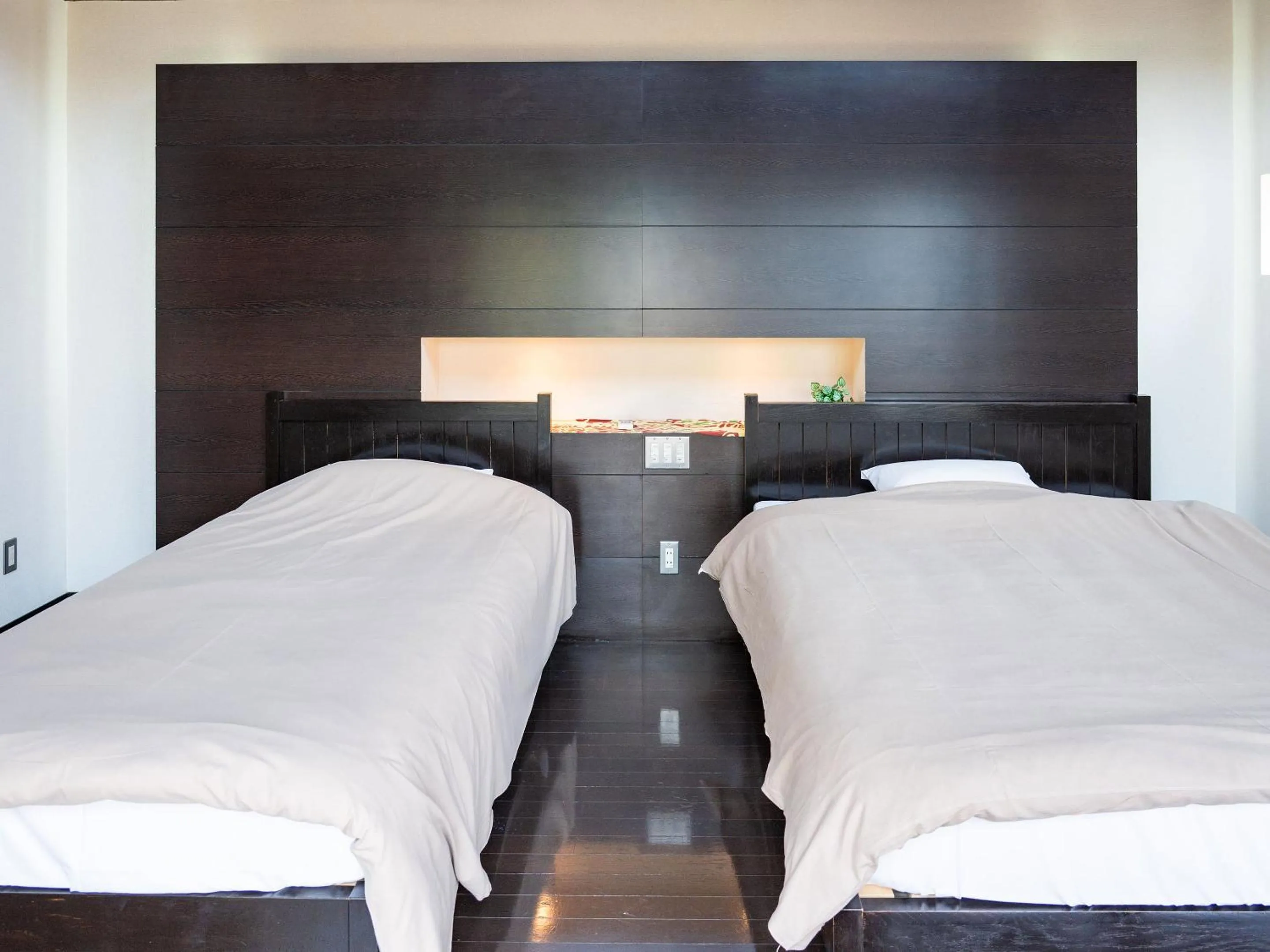 Bed in Calm Lanai Harbor