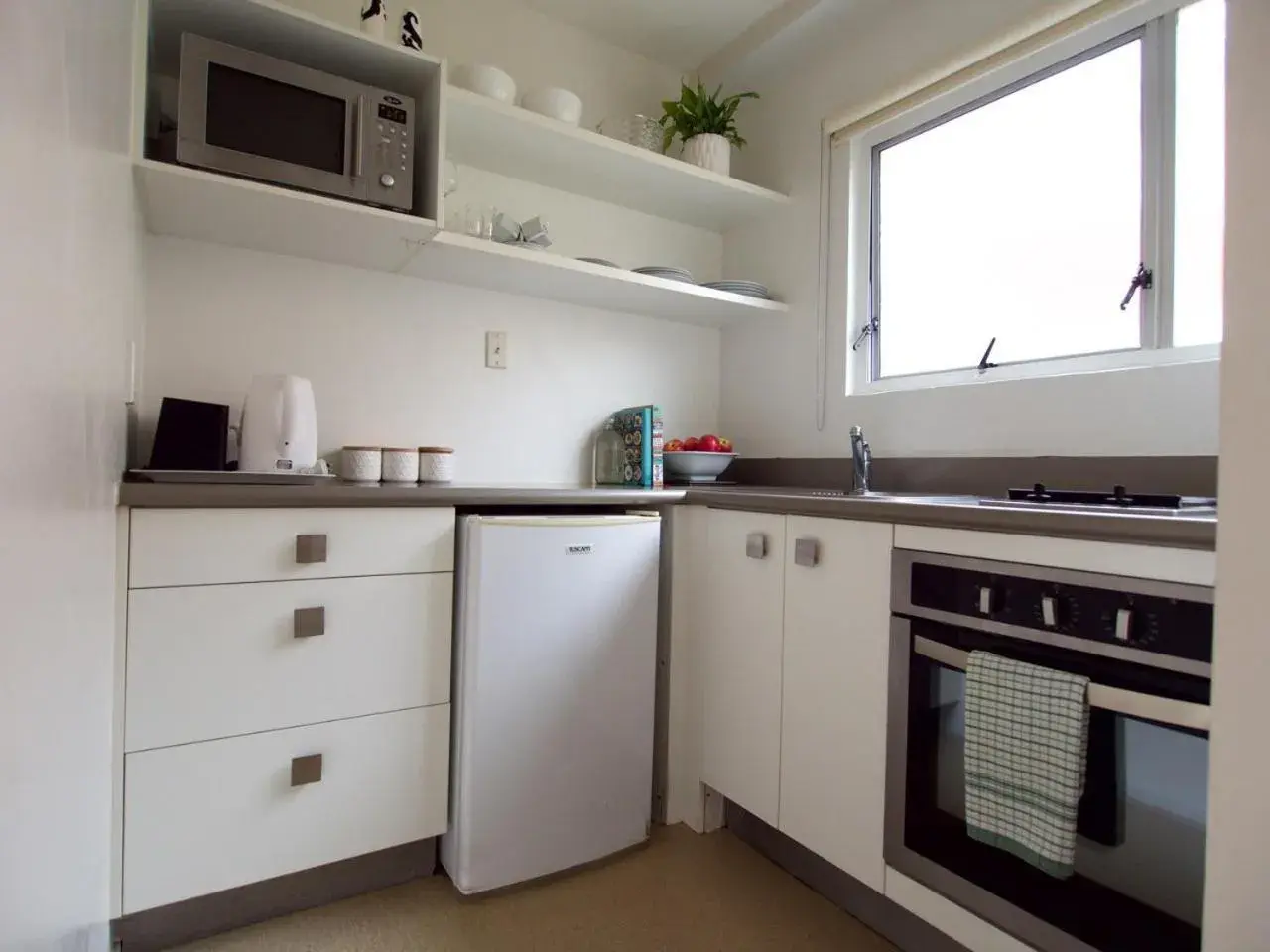 Kitchen or kitchenette, Kitchen/Kitchenette in Mt Albert Motor Lodge