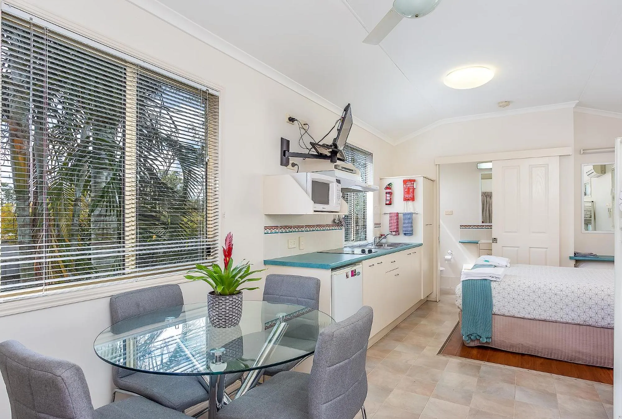 Kitchen or kitchenette in Tiaro Tourist Stopover