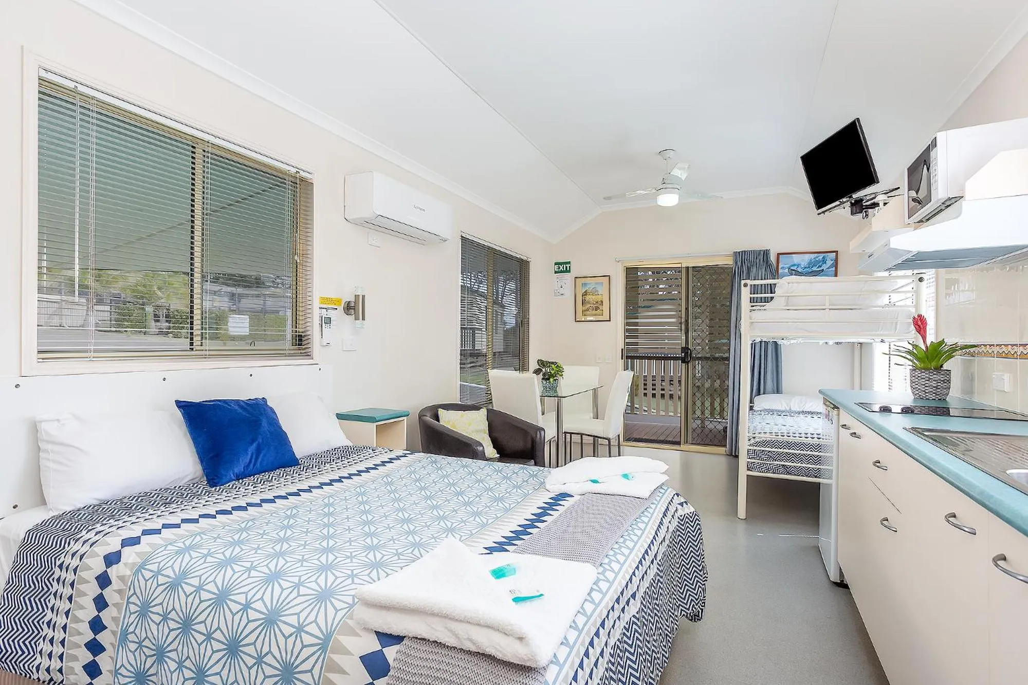 Photo of the whole room, Bed in Tiaro Tourist Stopover