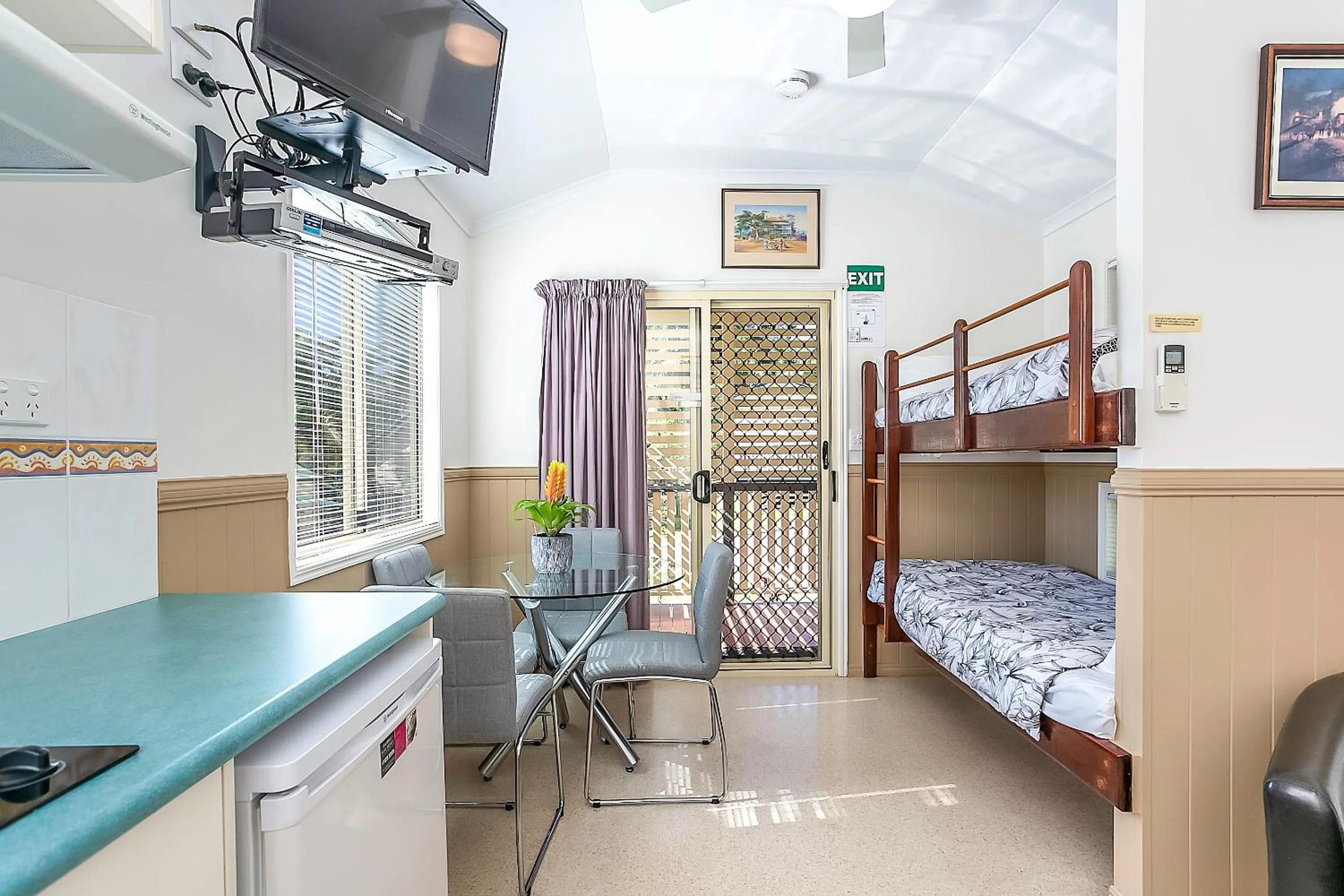 Seating area, Bed in Tiaro Tourist Stopover