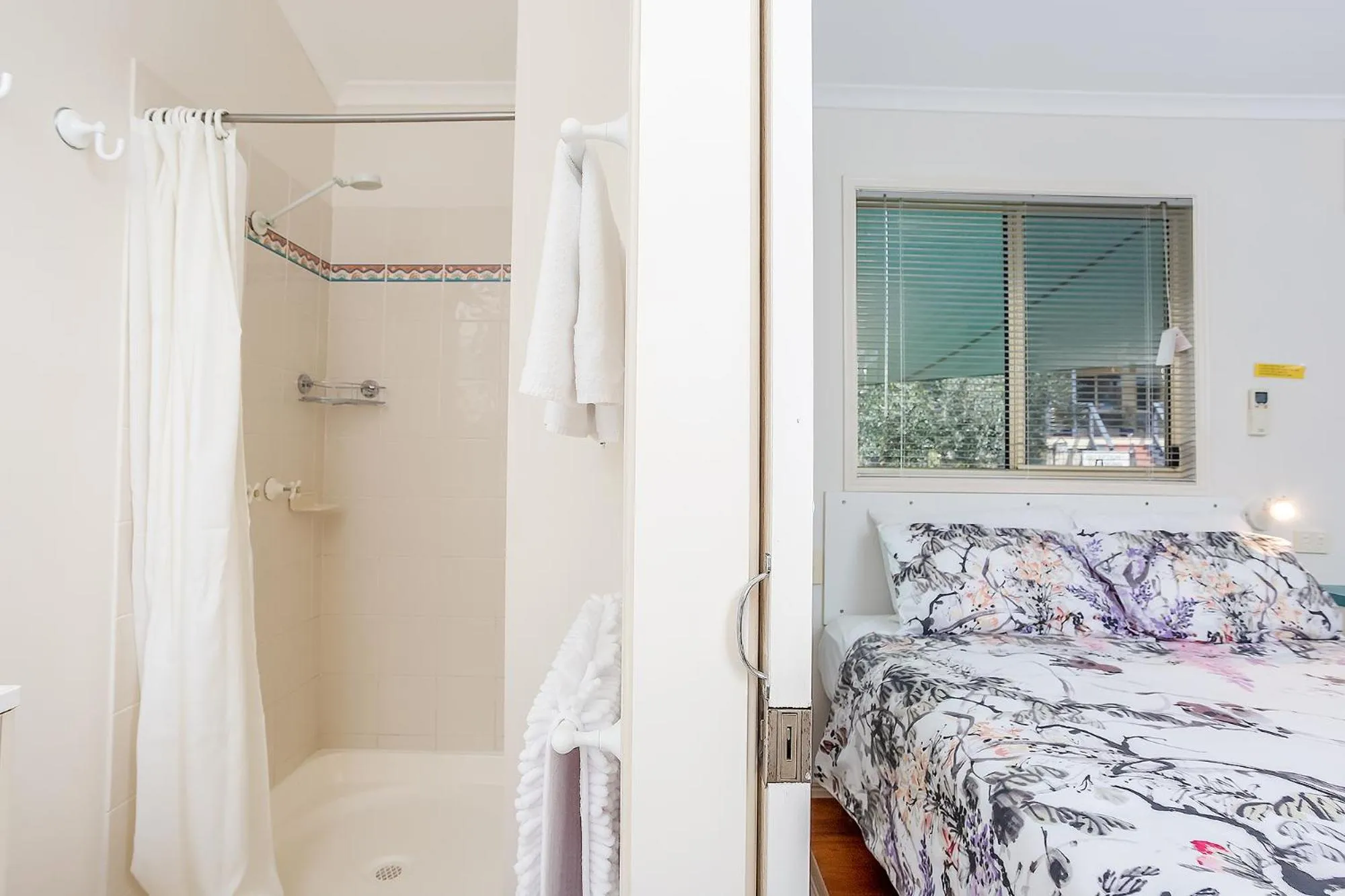 Shower, Bed in Tiaro Tourist Stopover