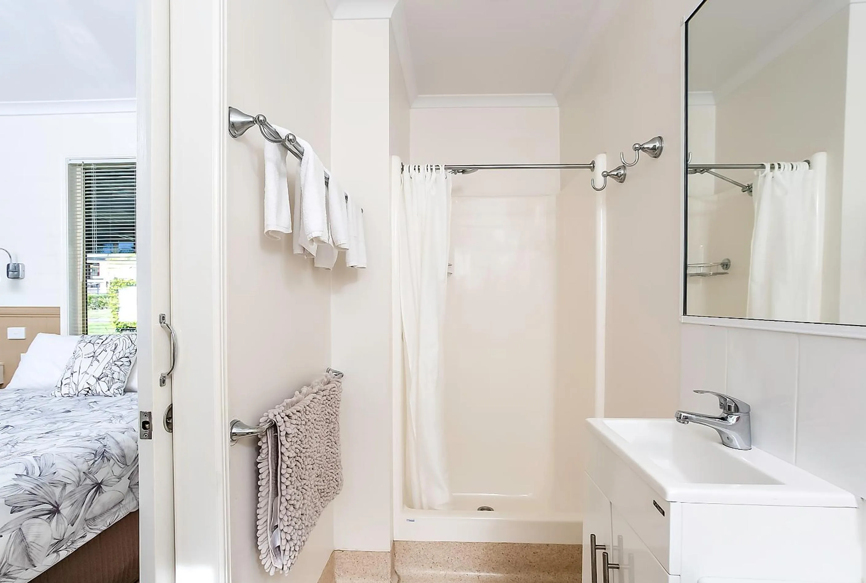 Bathroom, Bed in Tiaro Tourist Stopover