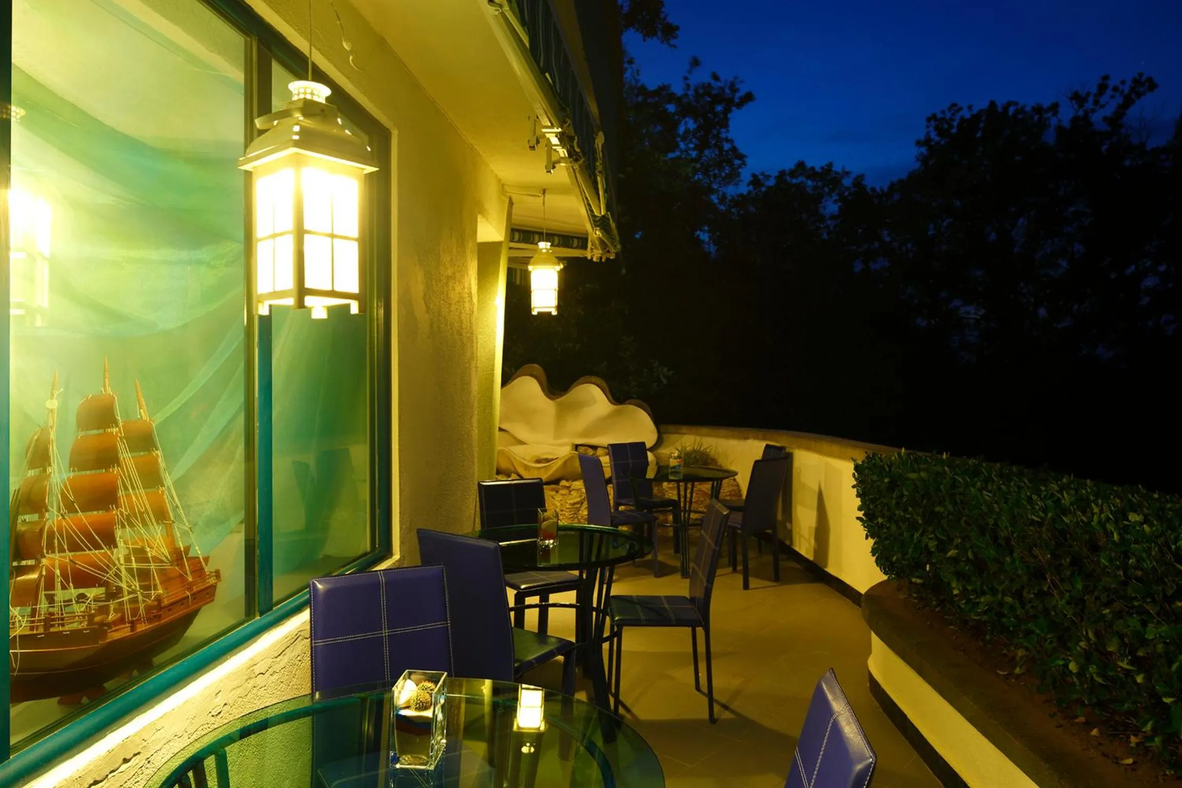 Restaurant/places to eat in Elmar Hotel