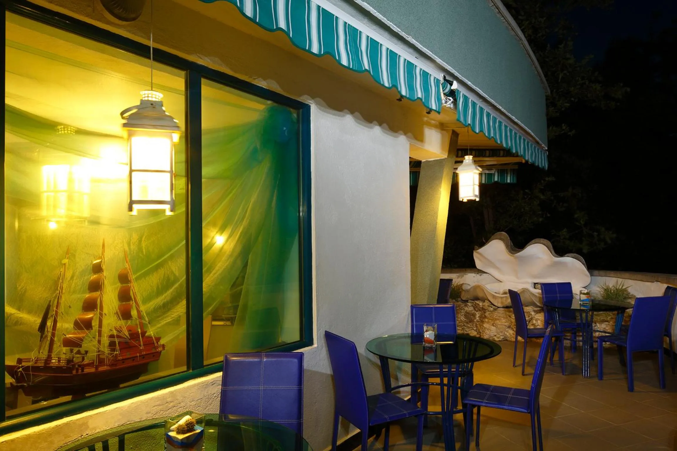 Restaurant/places to eat in Elmar Hotel