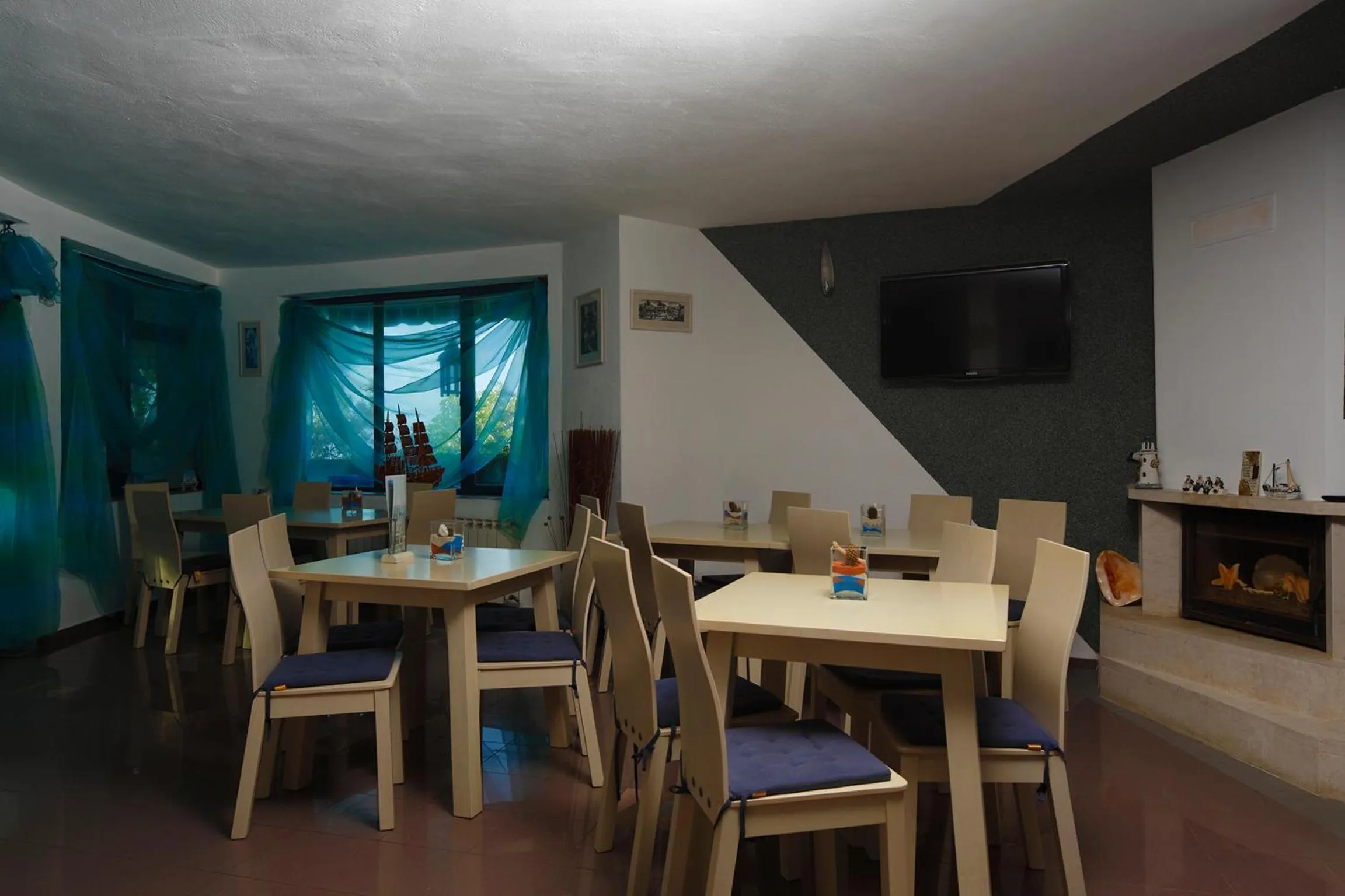 Restaurant/places to eat in Elmar Hotel