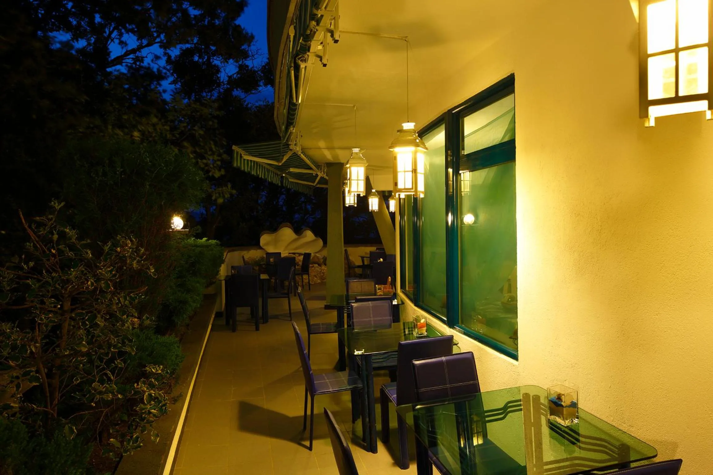 Restaurant/places to eat in Elmar Hotel