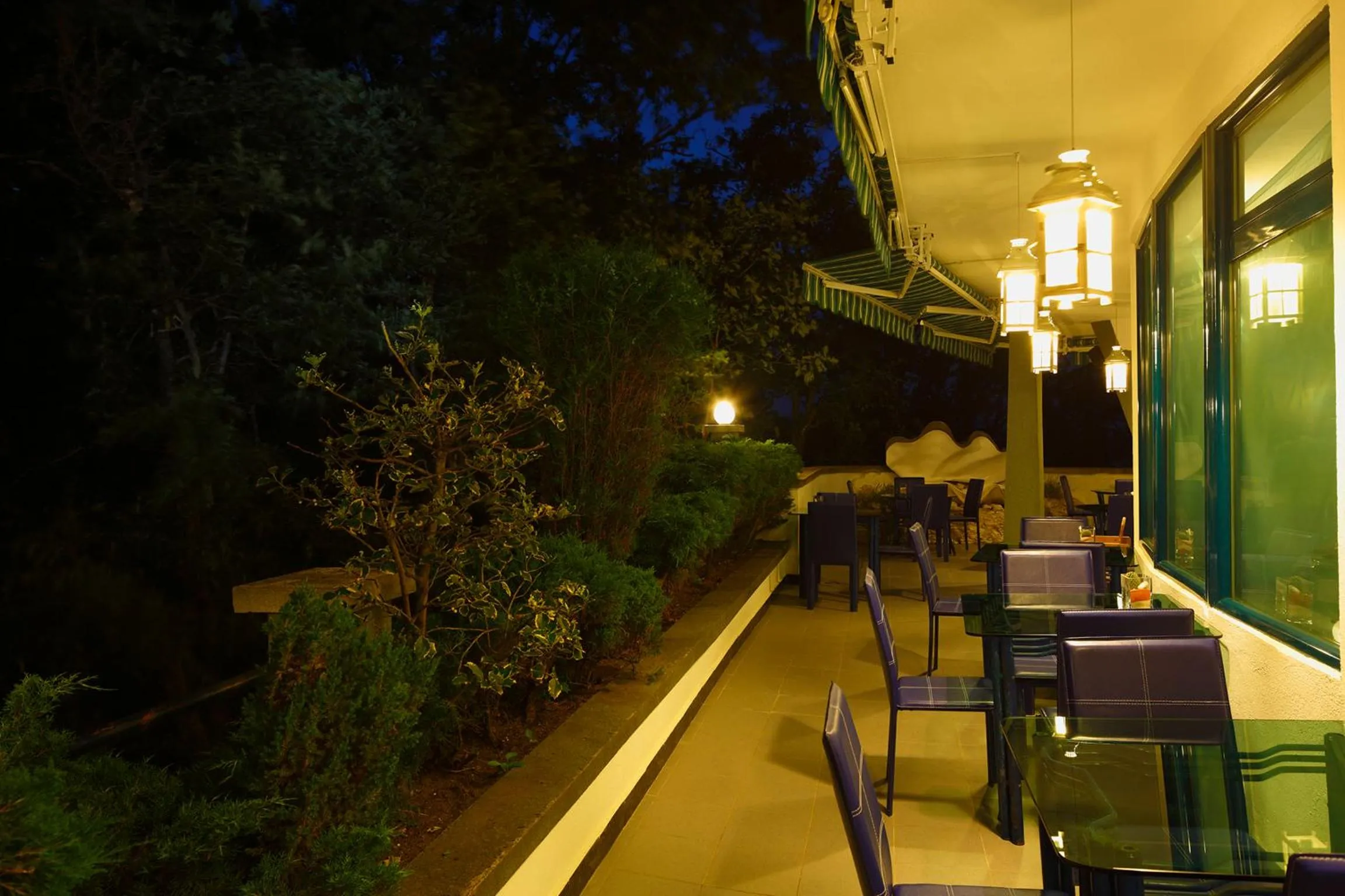 Restaurant/places to eat in Elmar Hotel