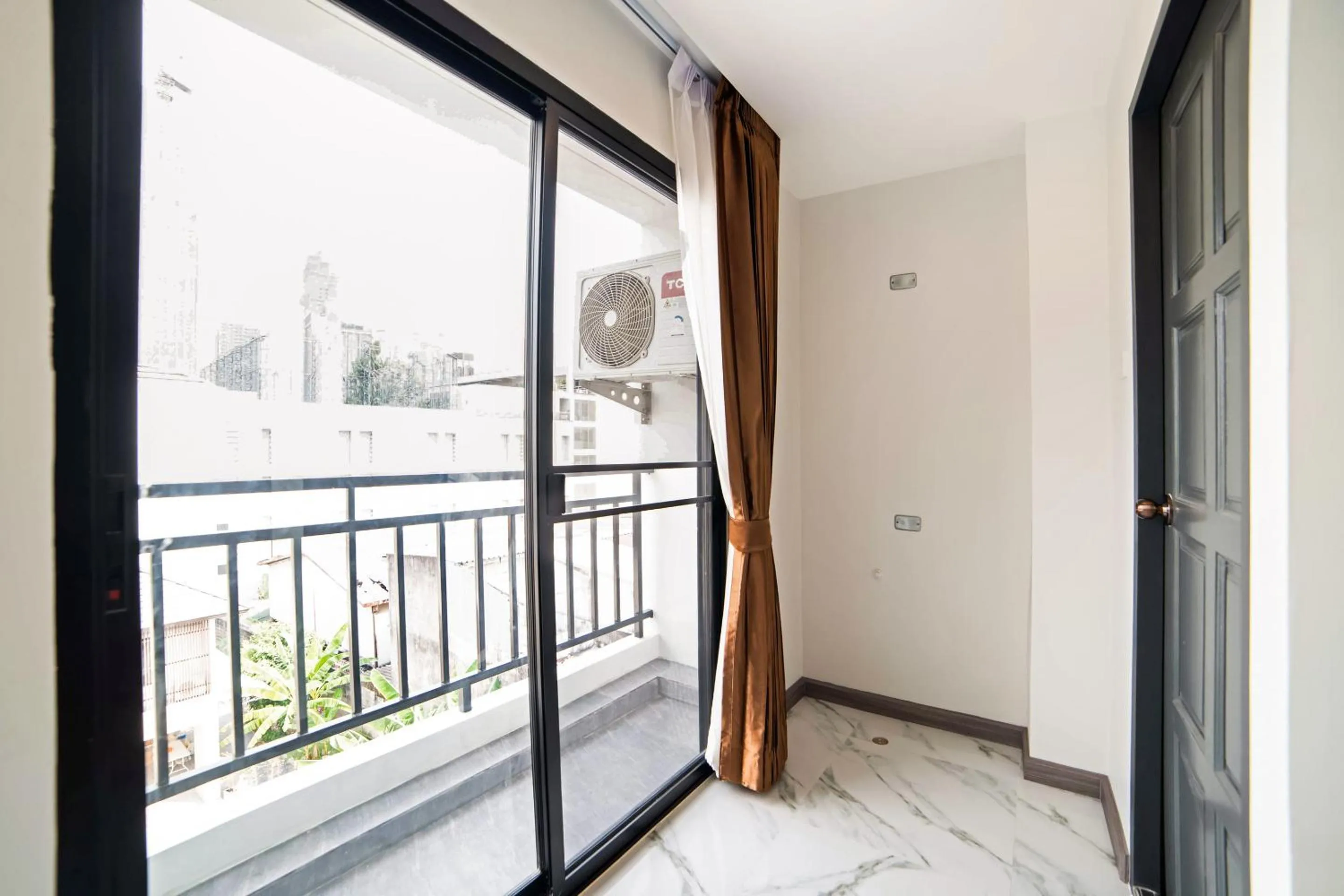 Balcony/Terrace in RoomQuest Sukhumvit36 BTS Thonglor