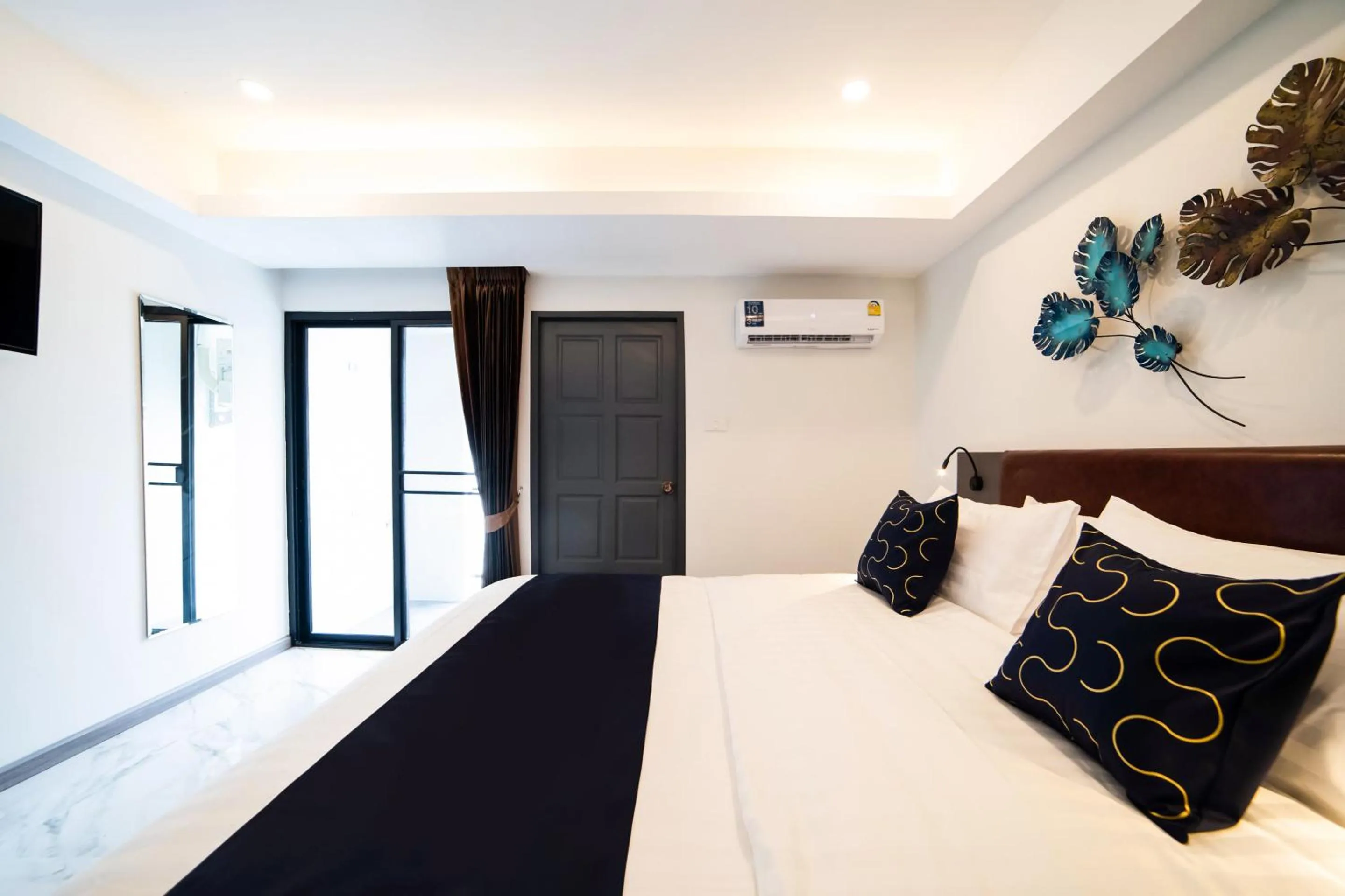 Bed in RoomQuest Sukhumvit36 BTS Thonglor