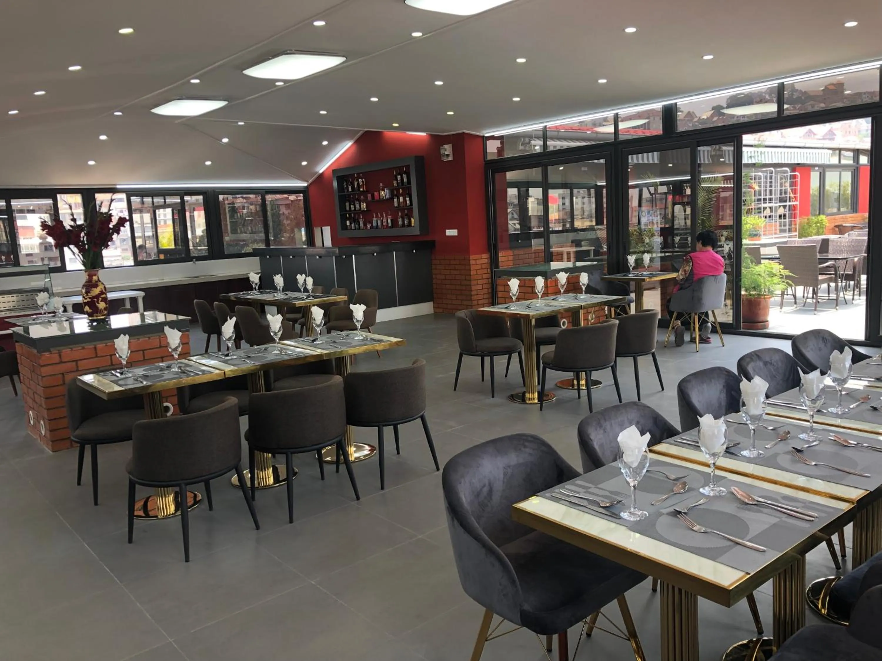 Restaurant/places to eat in Feima Hotel