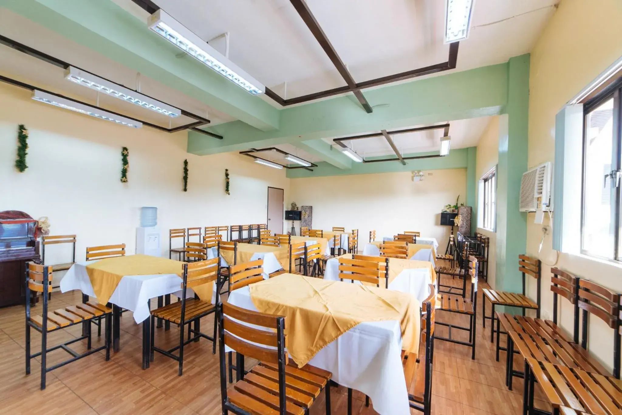 Restaurant/places to eat in RedDoorz @ Arimbay Legazpi City Restaurant/places to eat in RedDoorz @ Arimbay Legazpi City