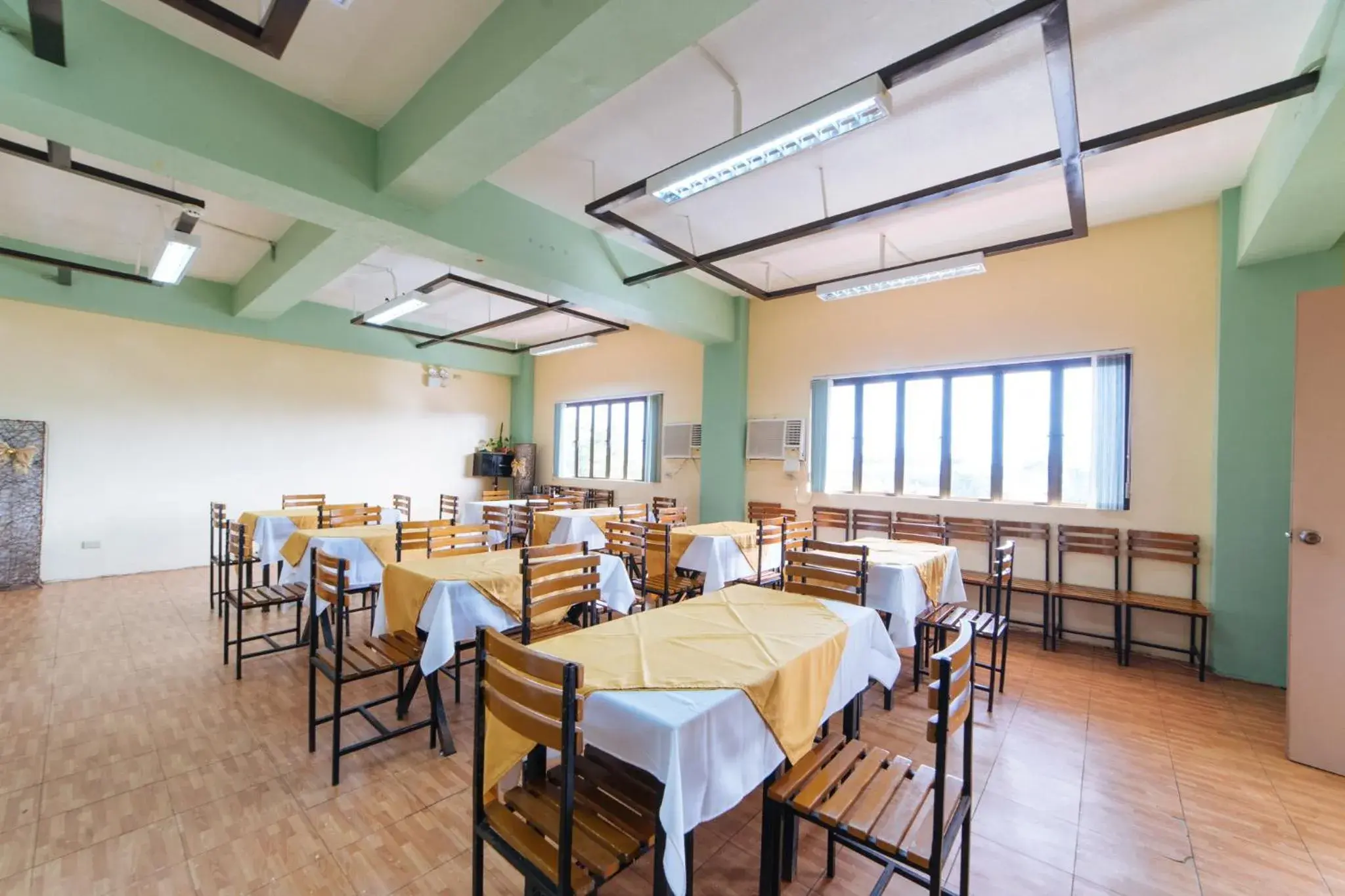 Restaurant/places to eat in RedDoorz @ Arimbay Legazpi City Restaurant/places to eat in RedDoorz @ Arimbay Legazpi City