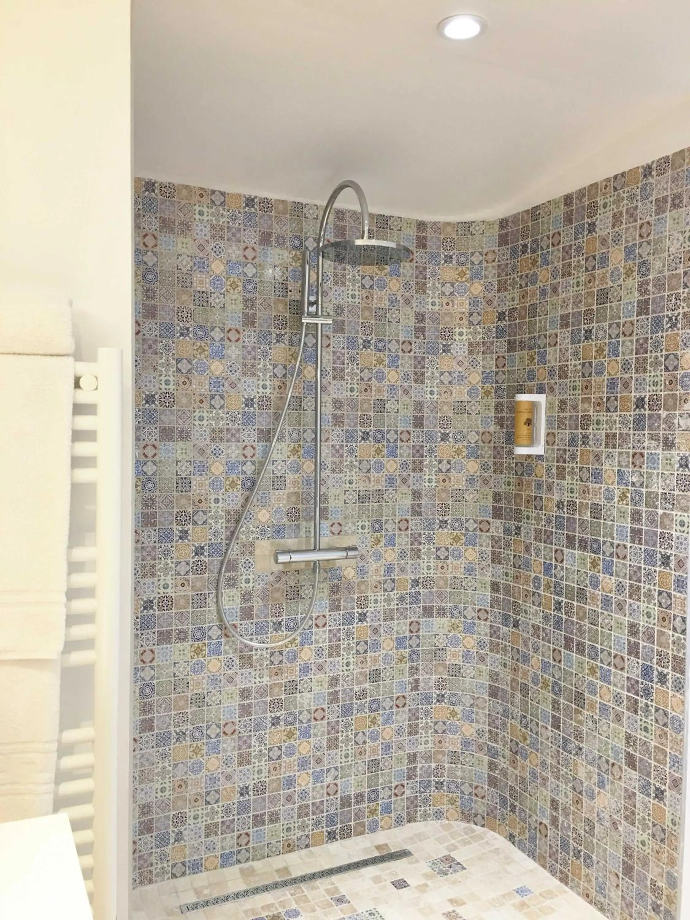 Shower in Hôtel Cantu di Fiumu