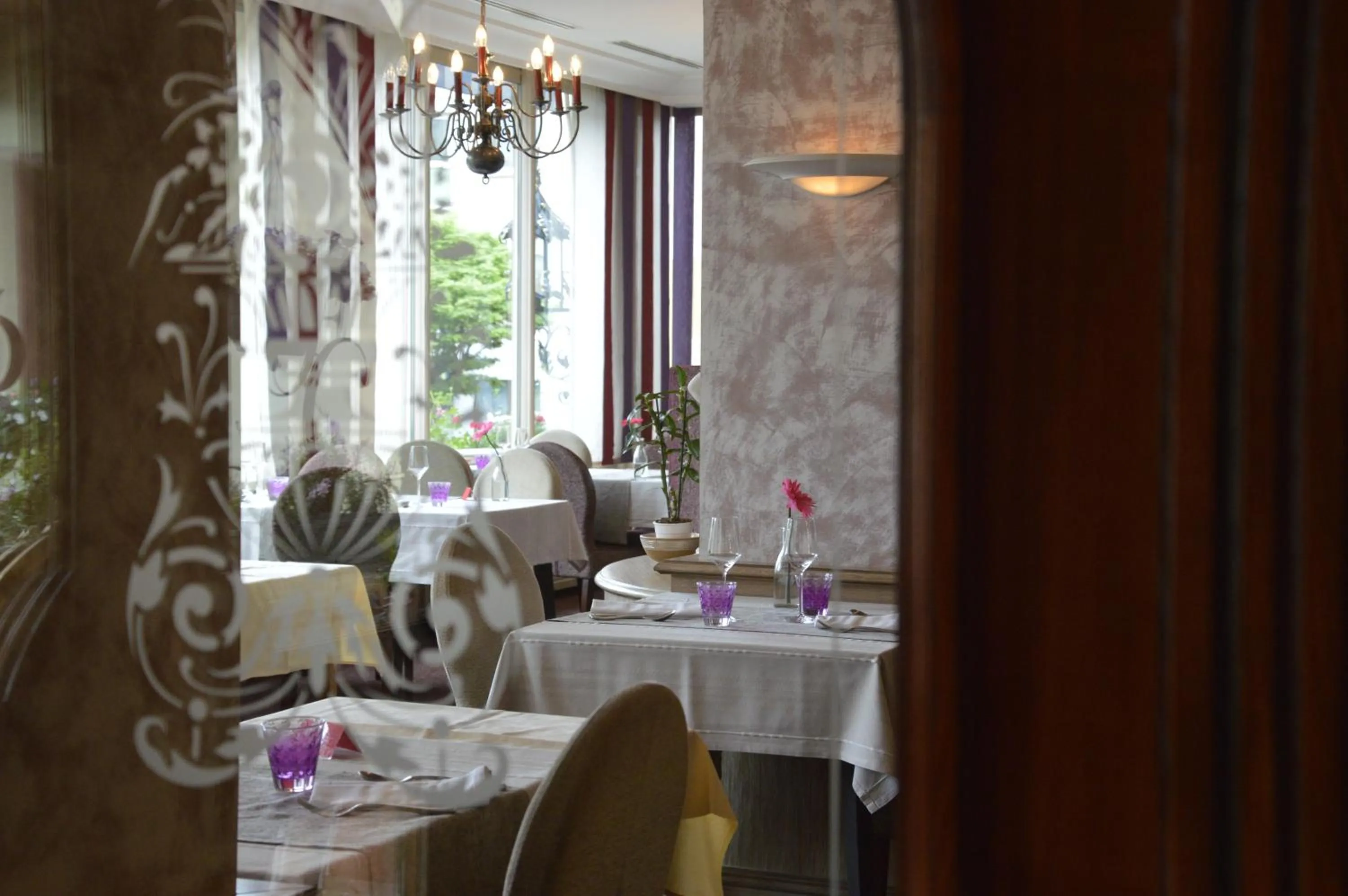 Restaurant/places to eat in Hôtel Restaurant Le Bristol