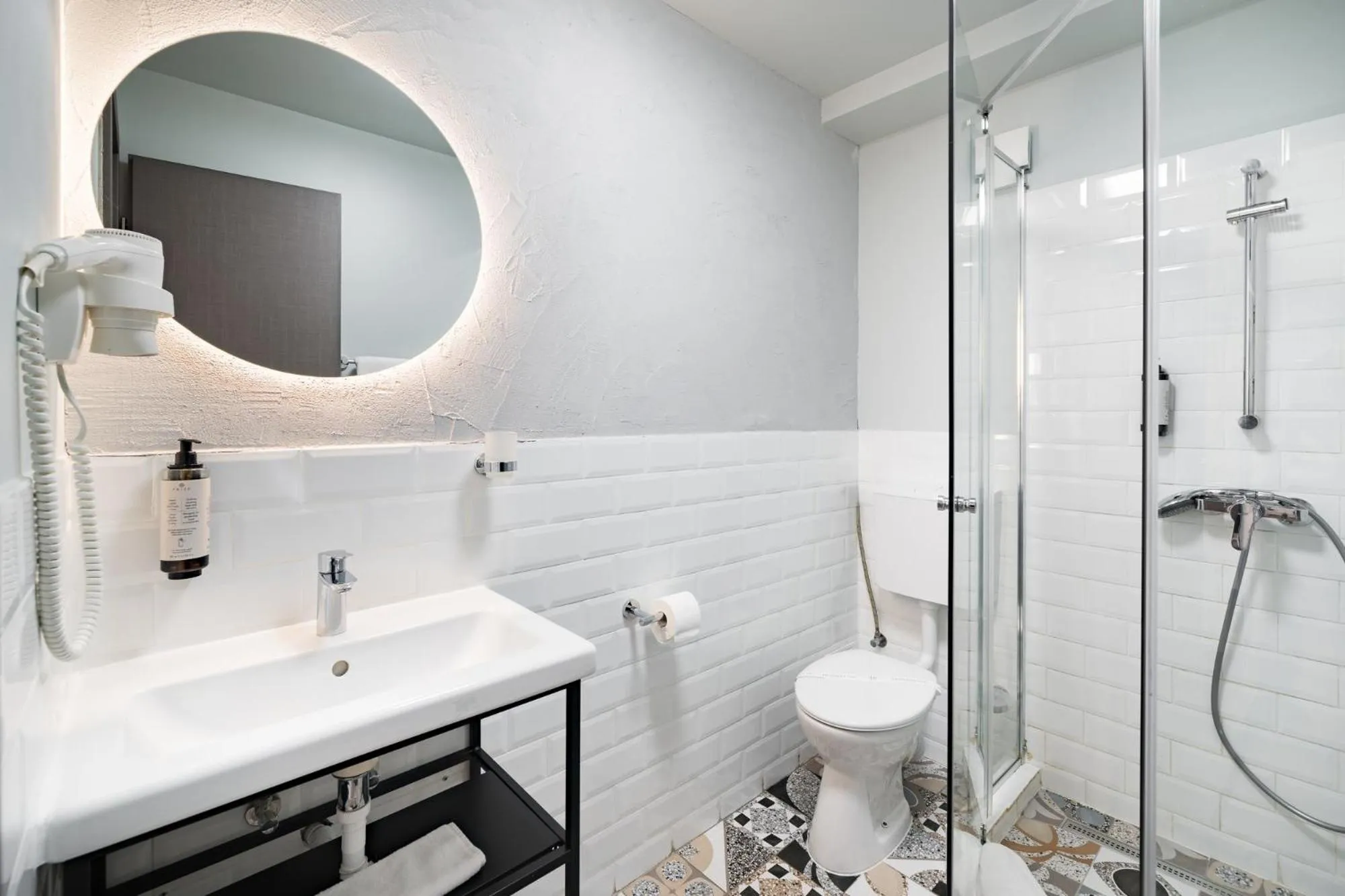 Bathroom in Graffiti Hotel